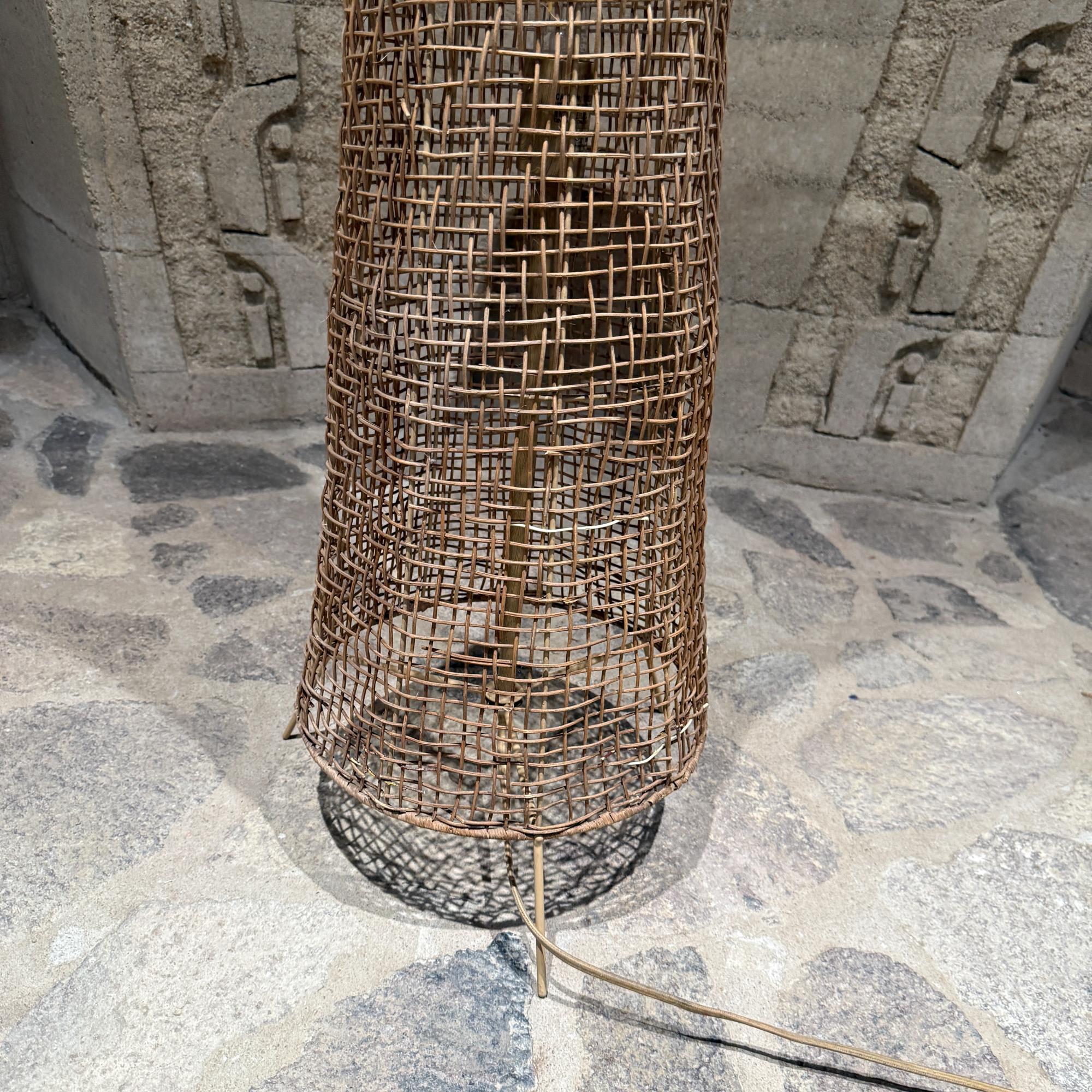 Lampadaire vintage en rotin tressé en vente 4