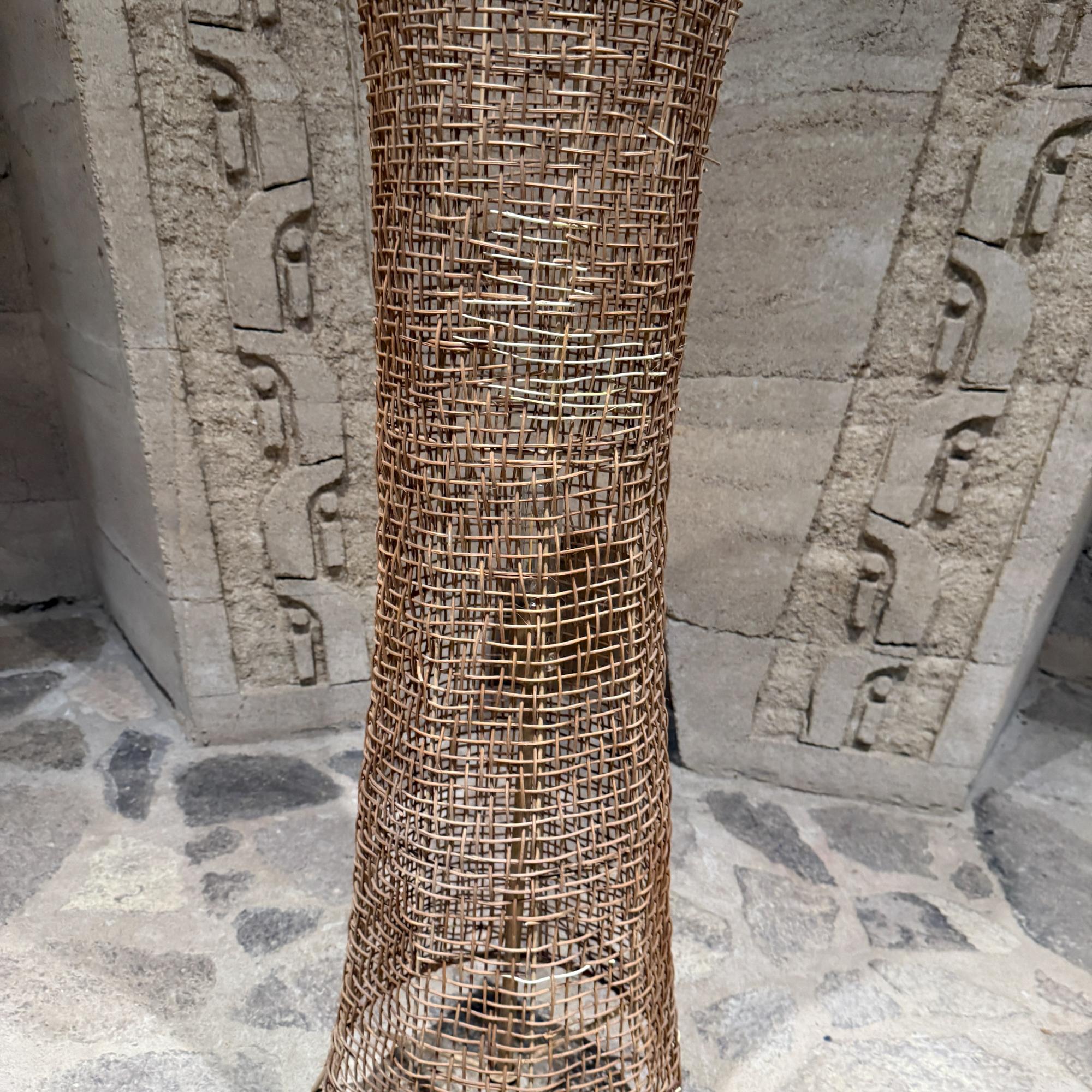 Patiné Lampadaire vintage en rotin tressé en vente