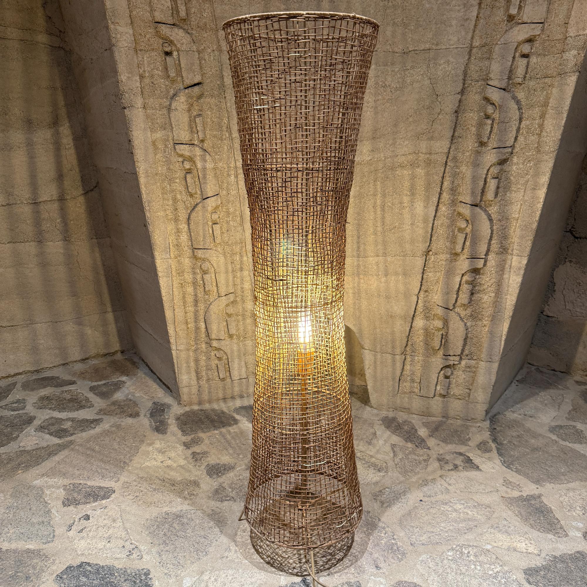 Fin du 20e siècle Lampadaire vintage en rotin tressé en vente