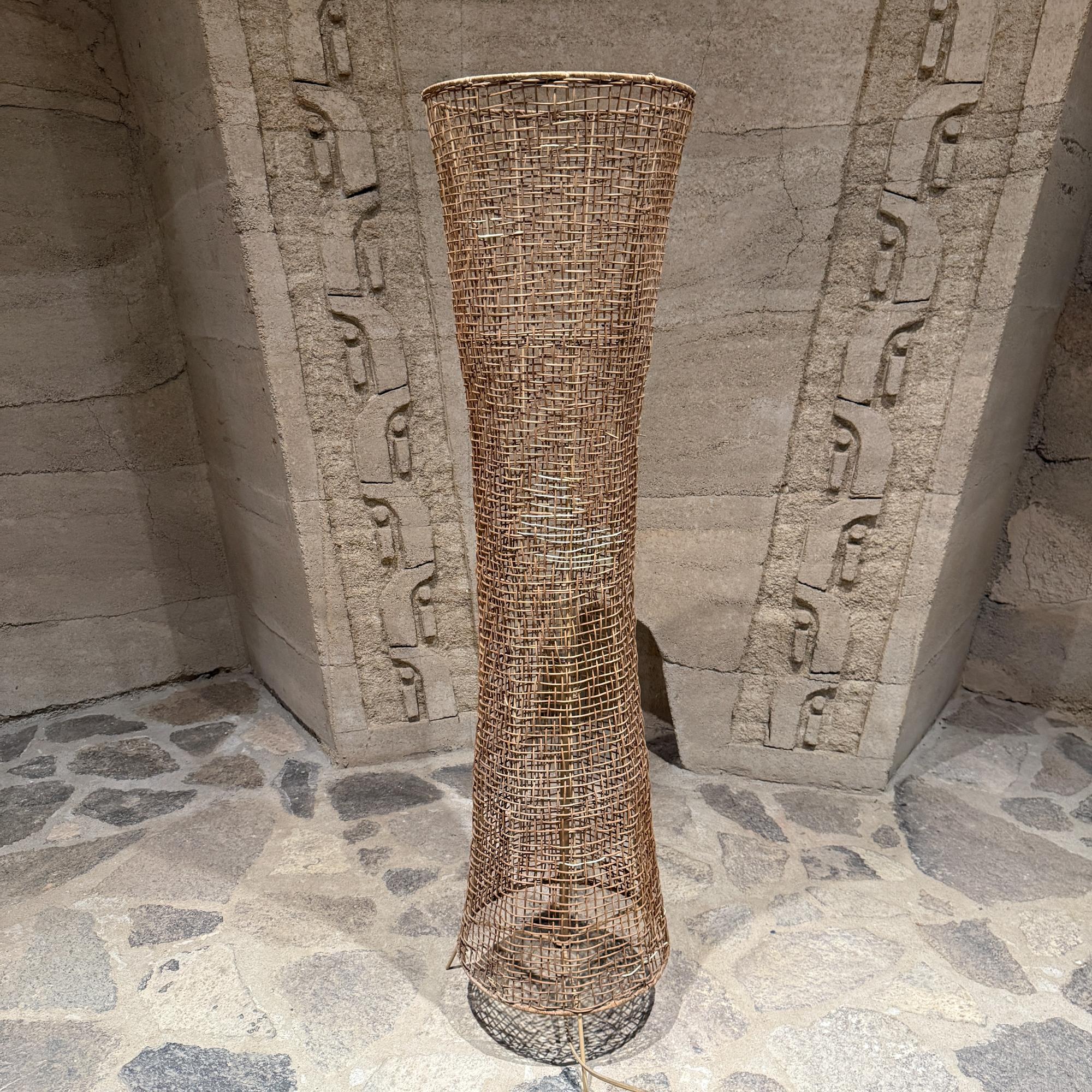 Métal Lampadaire vintage en rotin tressé en vente