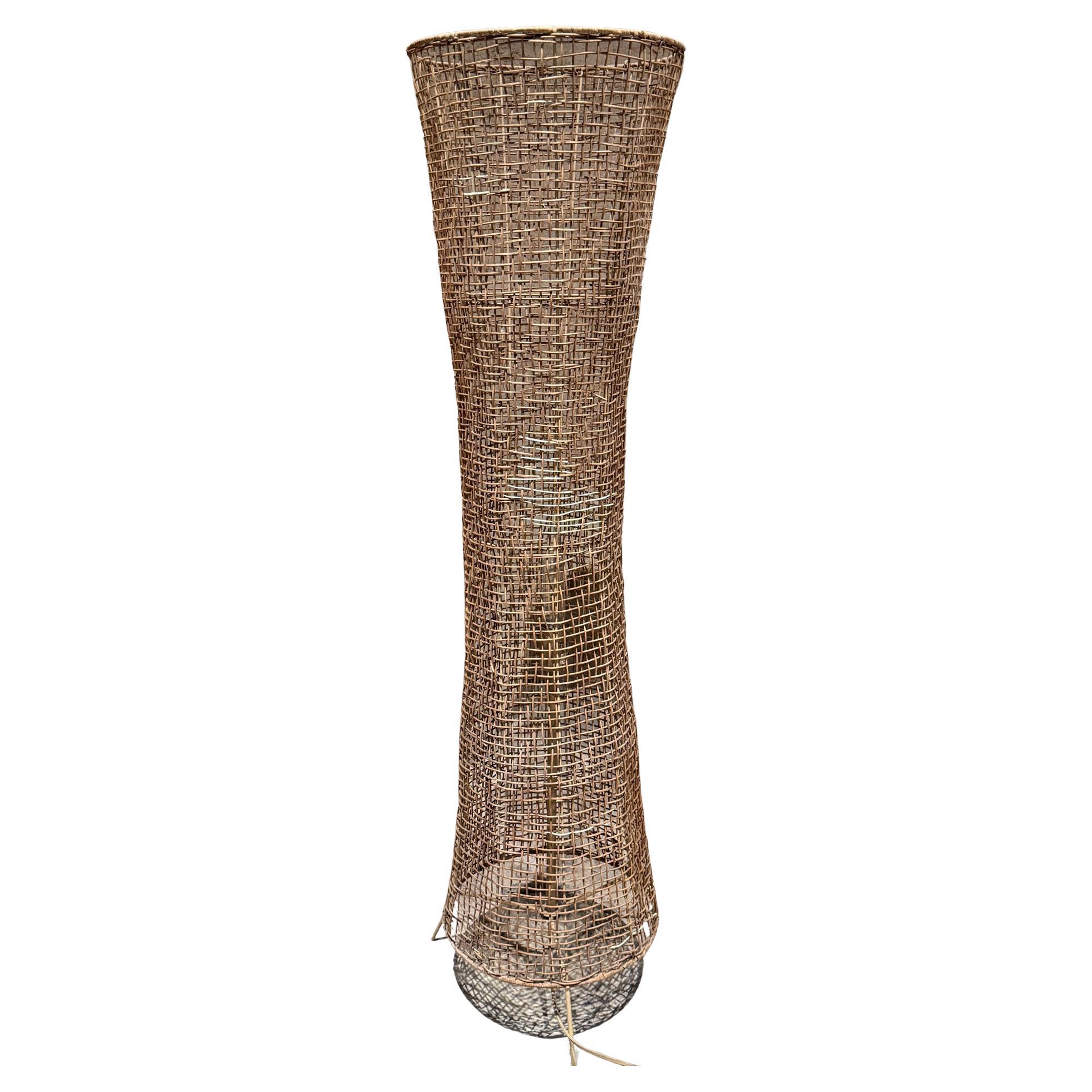 Lampadaire vintage en rotin tressé en vente