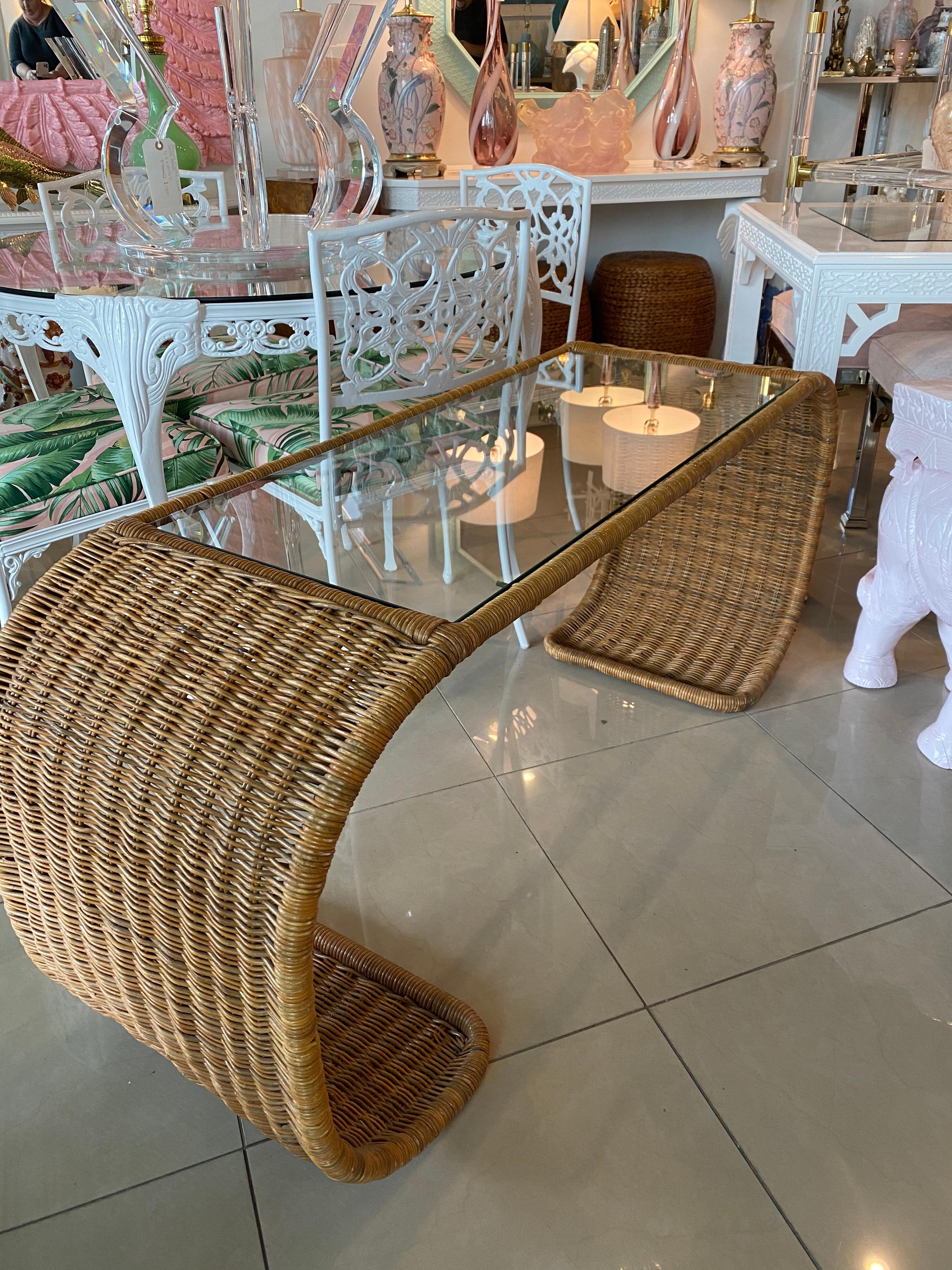 Lovely vintage wicker scroll ming console sofa table. Nouveau plateau en verre. Jolie forme incurvée.