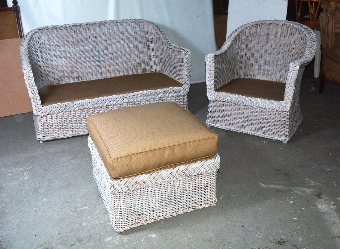 Moderne Fauteuil de canapé vintage en osier avec chaise et pouf assortis en vente