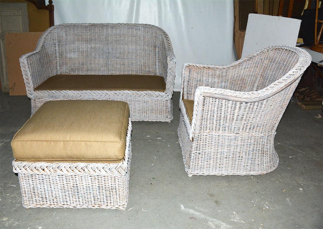 Américain Fauteuil de canapé vintage en osier avec chaise et pouf assortis en vente