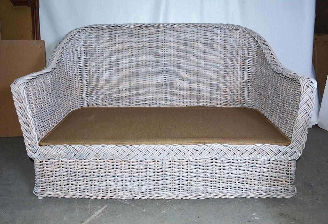 Fauteuil de canapé vintage en osier avec chaise et pouf assortis Bon état - En vente à Sheffield, MA