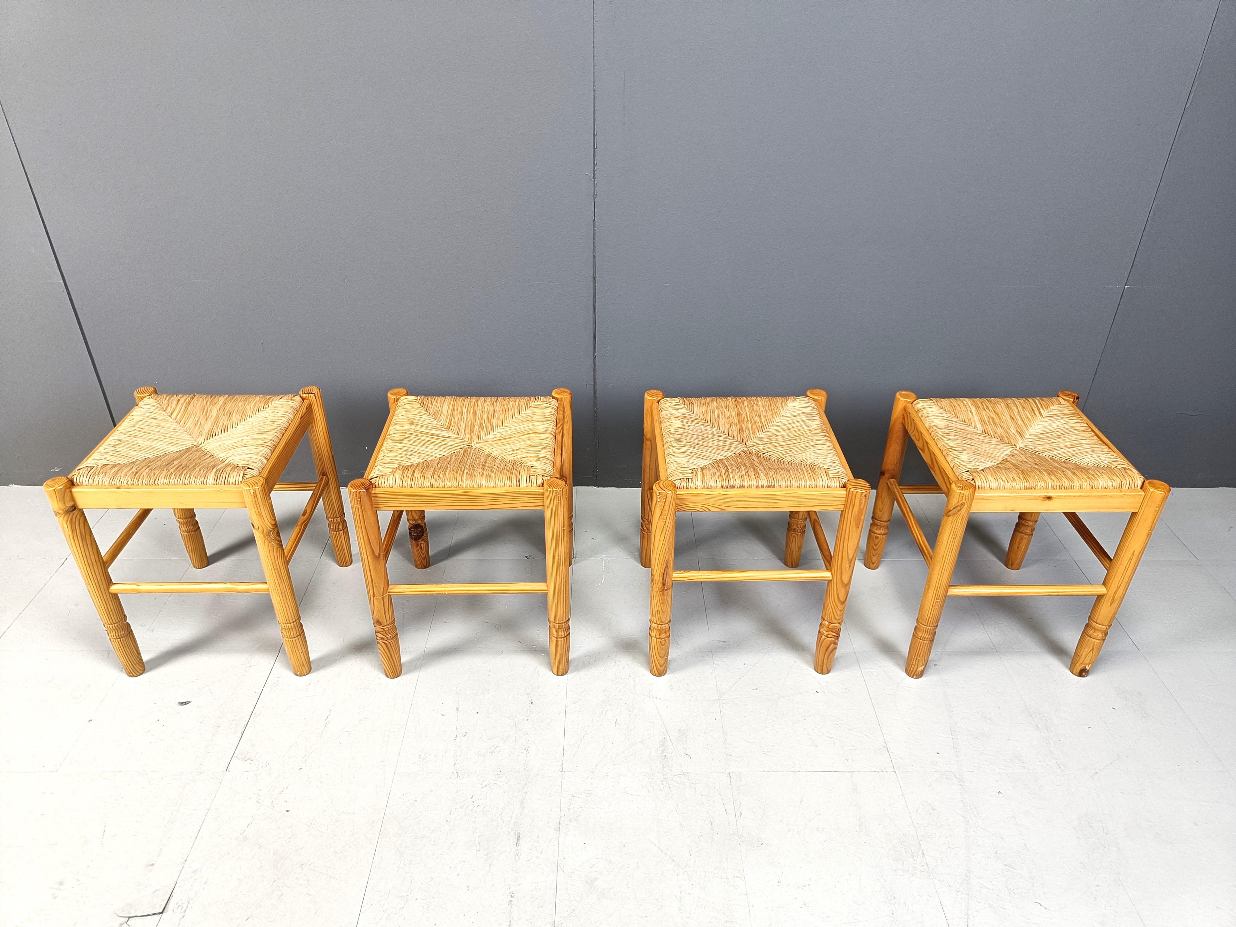 Set of 4 vintage  stools with wooden frames and wicker seats.

Elegant vintage pieces with a rustic touch.

Good condition with sturdy wicker seats.

1960s - Belgium

Dimensions:
Height: 47cm
Width x depth: 40cm

Ref.: 597898

*Price is for the set