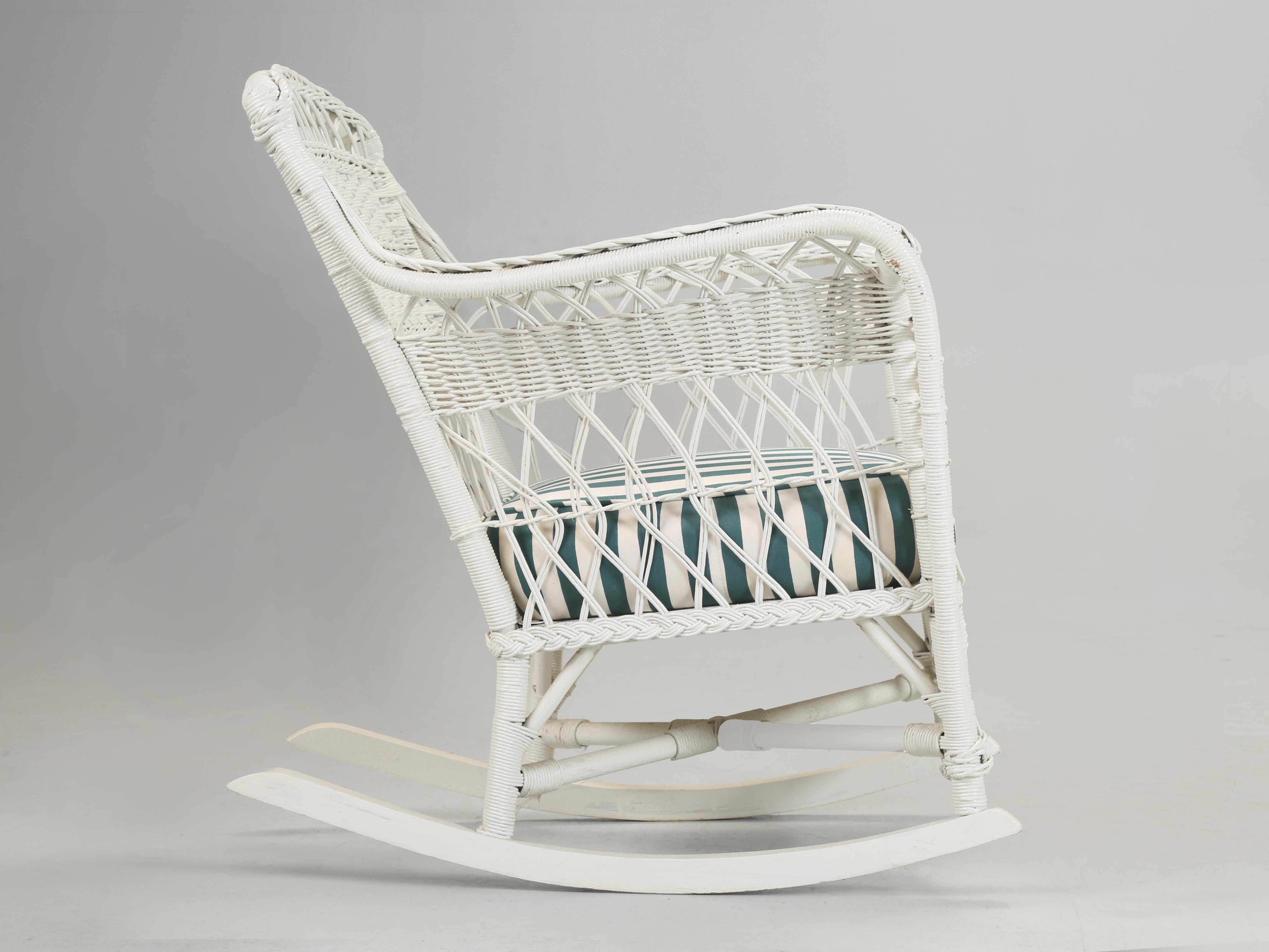 Sillón, silla y mecedora vintage de mimbre bien hechos Cojines de asiento pesados en venta 3
