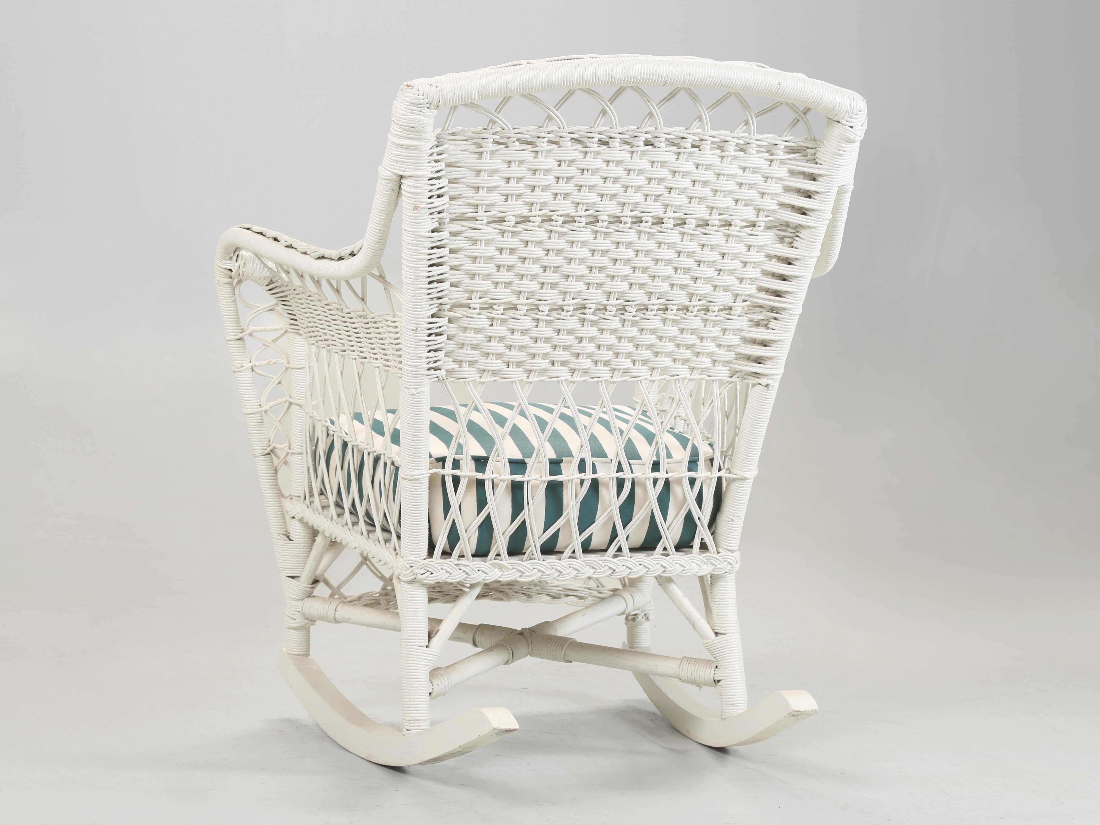 Sillón, silla y mecedora vintage de mimbre bien hechos Cojines de asiento pesados en venta 4