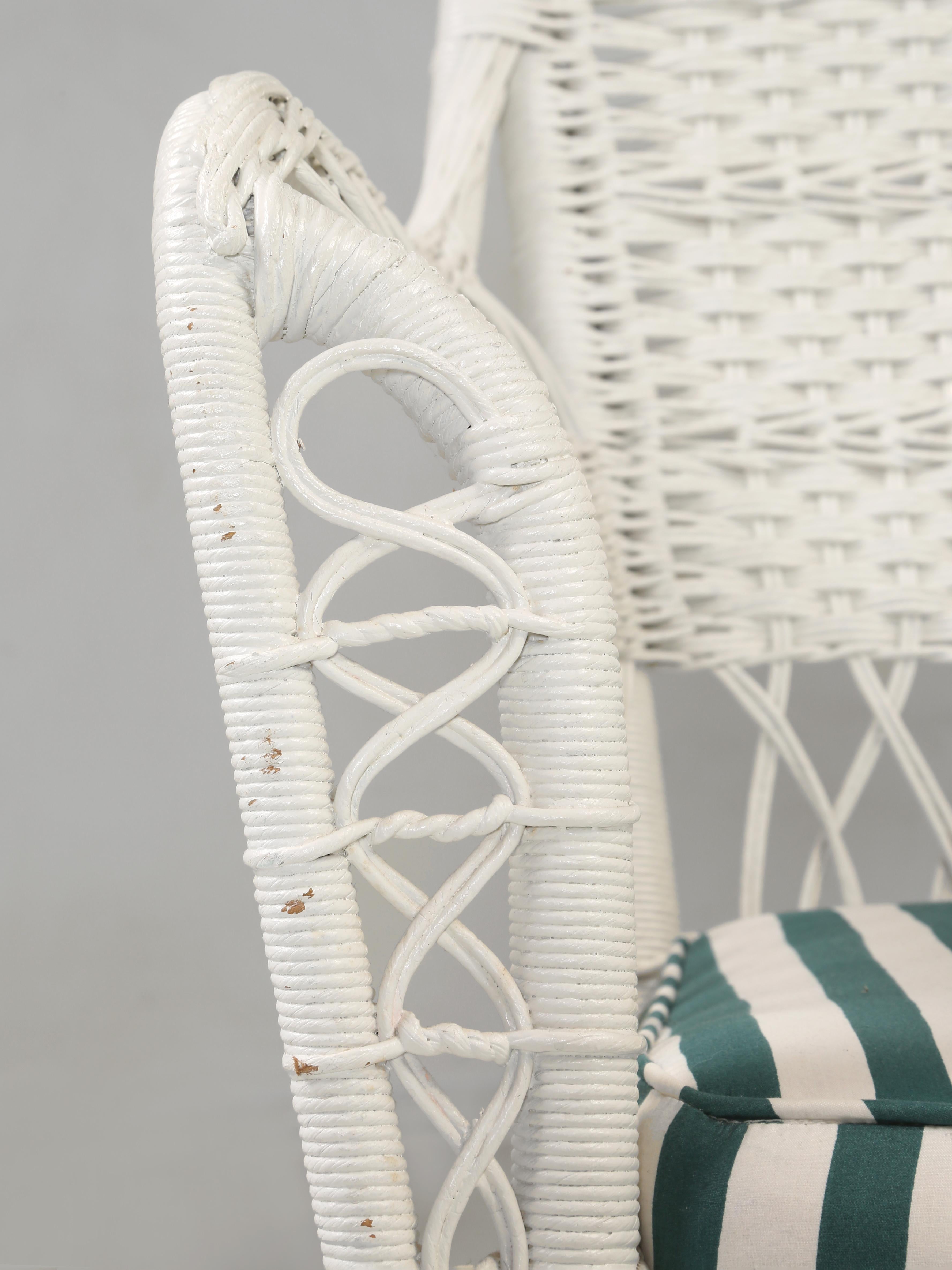 Sillón, silla y mecedora vintage de mimbre bien hechos Cojines de asiento pesados en venta 5