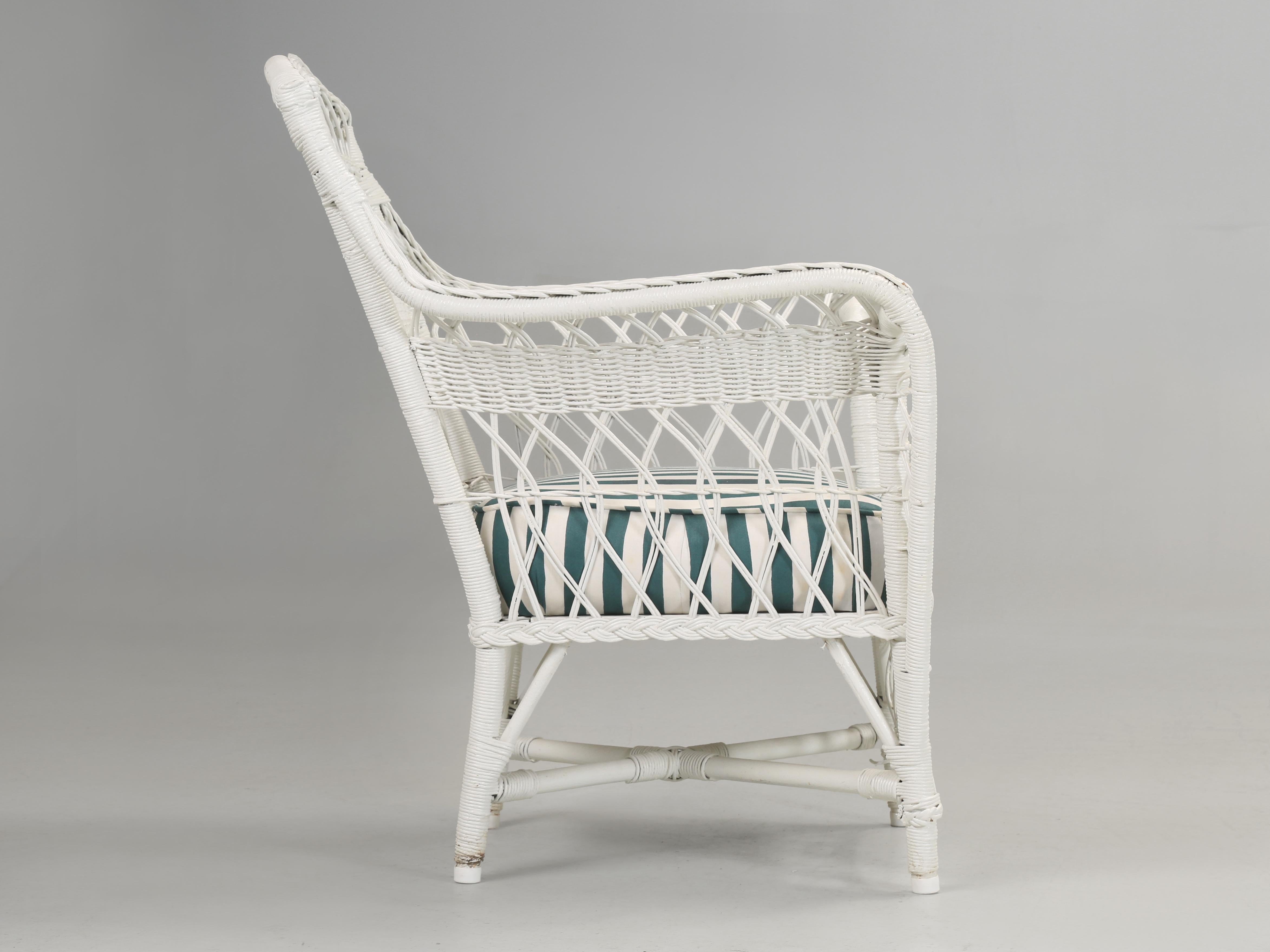 Sillón, silla y mecedora vintage de mimbre bien hechos Cojines de asiento pesados en venta 8