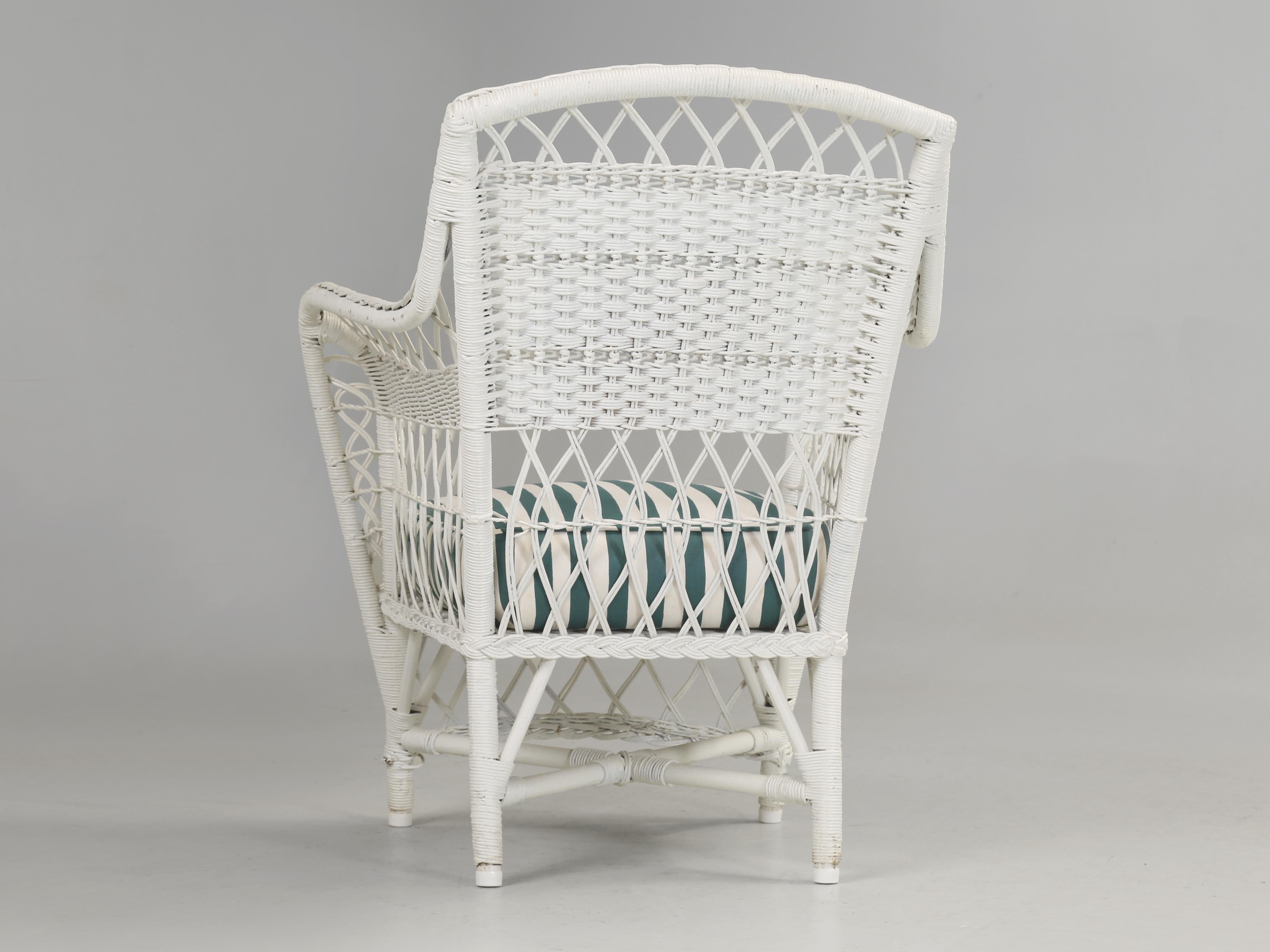Sillón, silla y mecedora vintage de mimbre bien hechos Cojines de asiento pesados en venta 9
