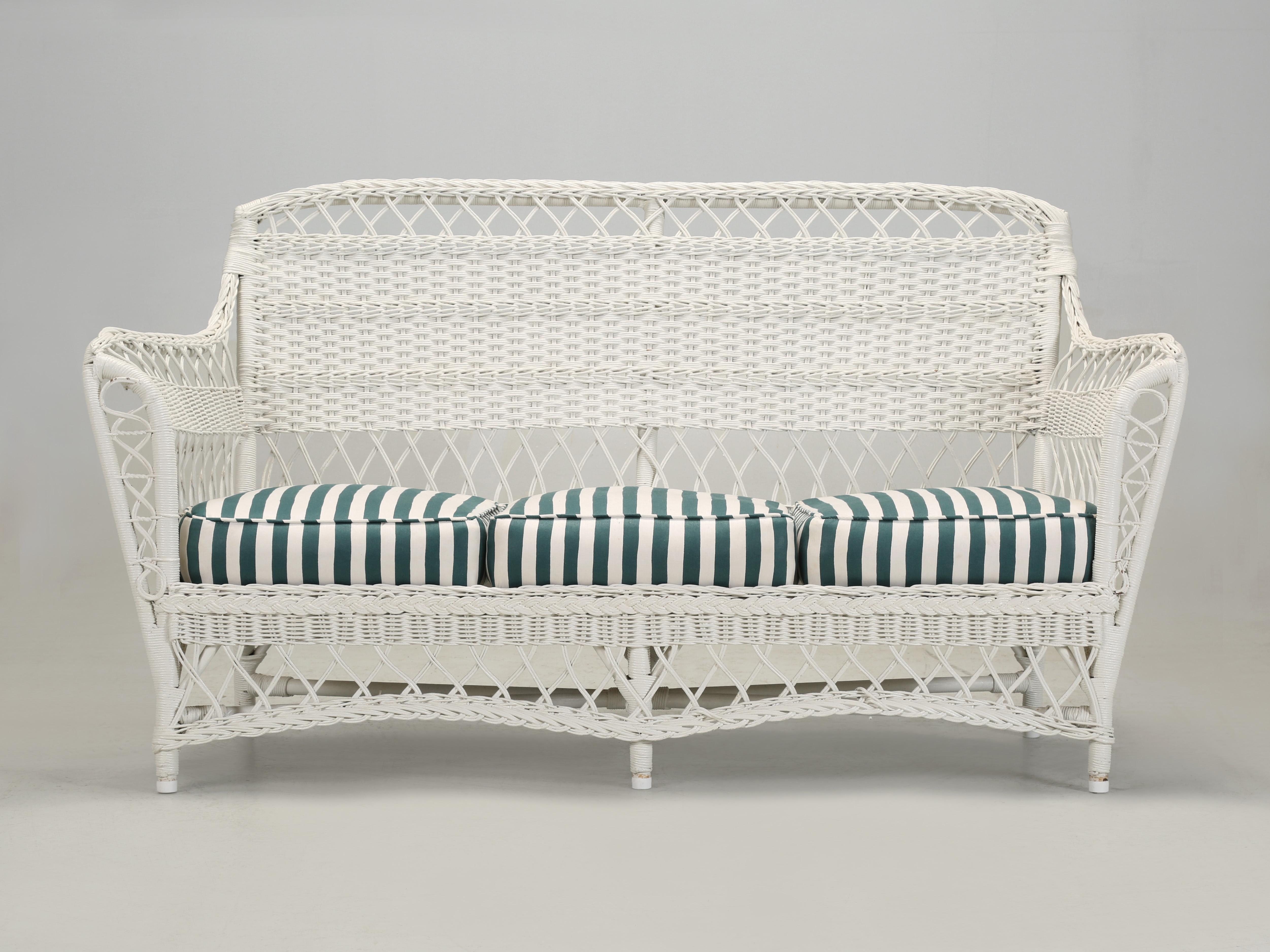 Sillón, silla y mecedora vintage de mimbre bien hechos Cojines de asiento pesados Victoriano en venta