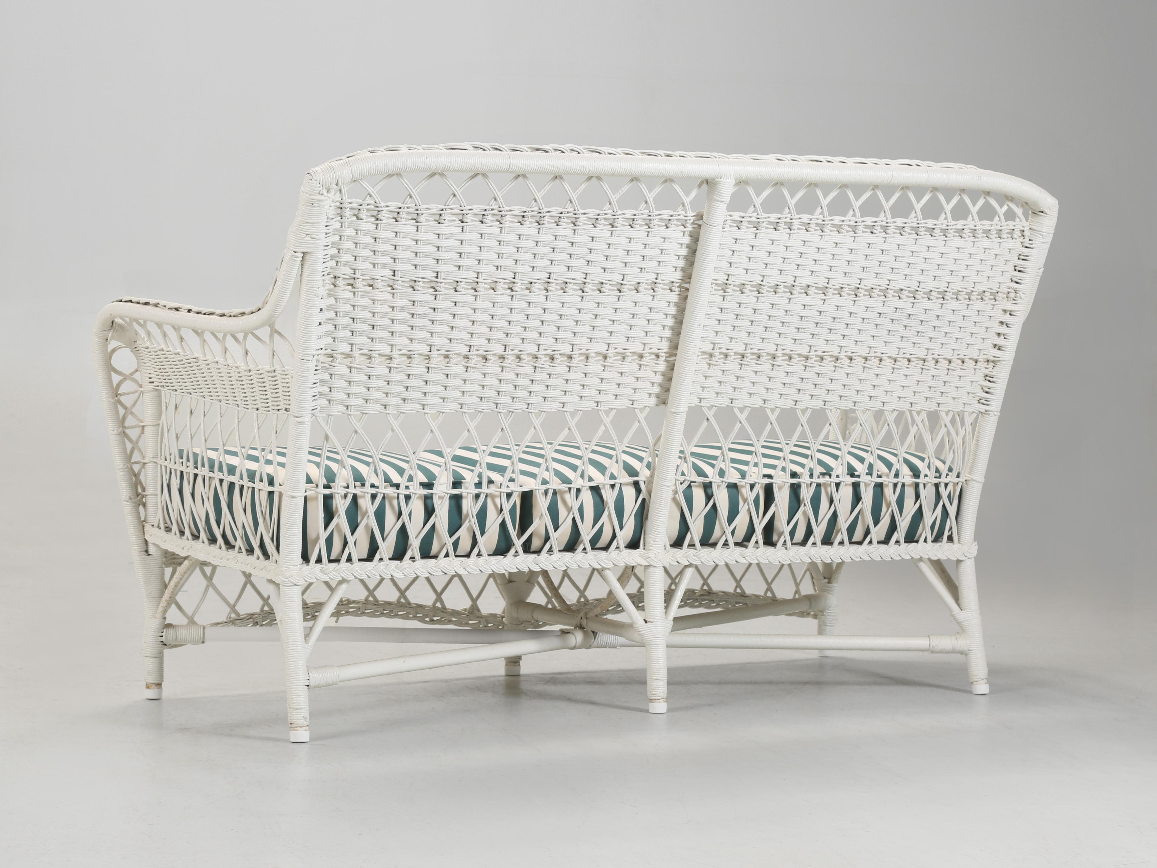 Sillón, silla y mecedora vintage de mimbre bien hechos Cojines de asiento pesados en Bueno estado para la venta en Chicago, IL