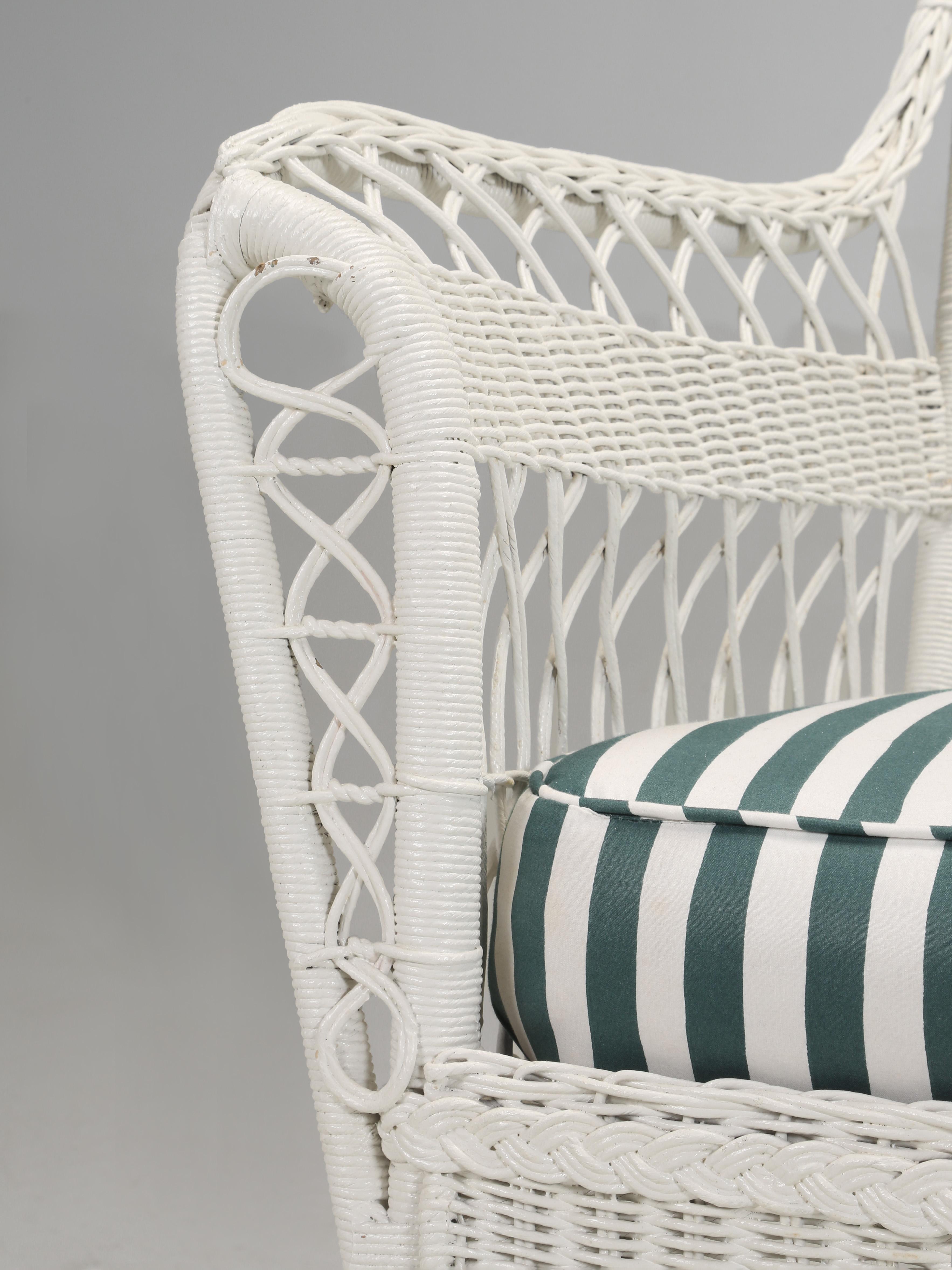 Sillón, silla y mecedora vintage de mimbre bien hechos Cojines de asiento pesados mediados del siglo XX en venta