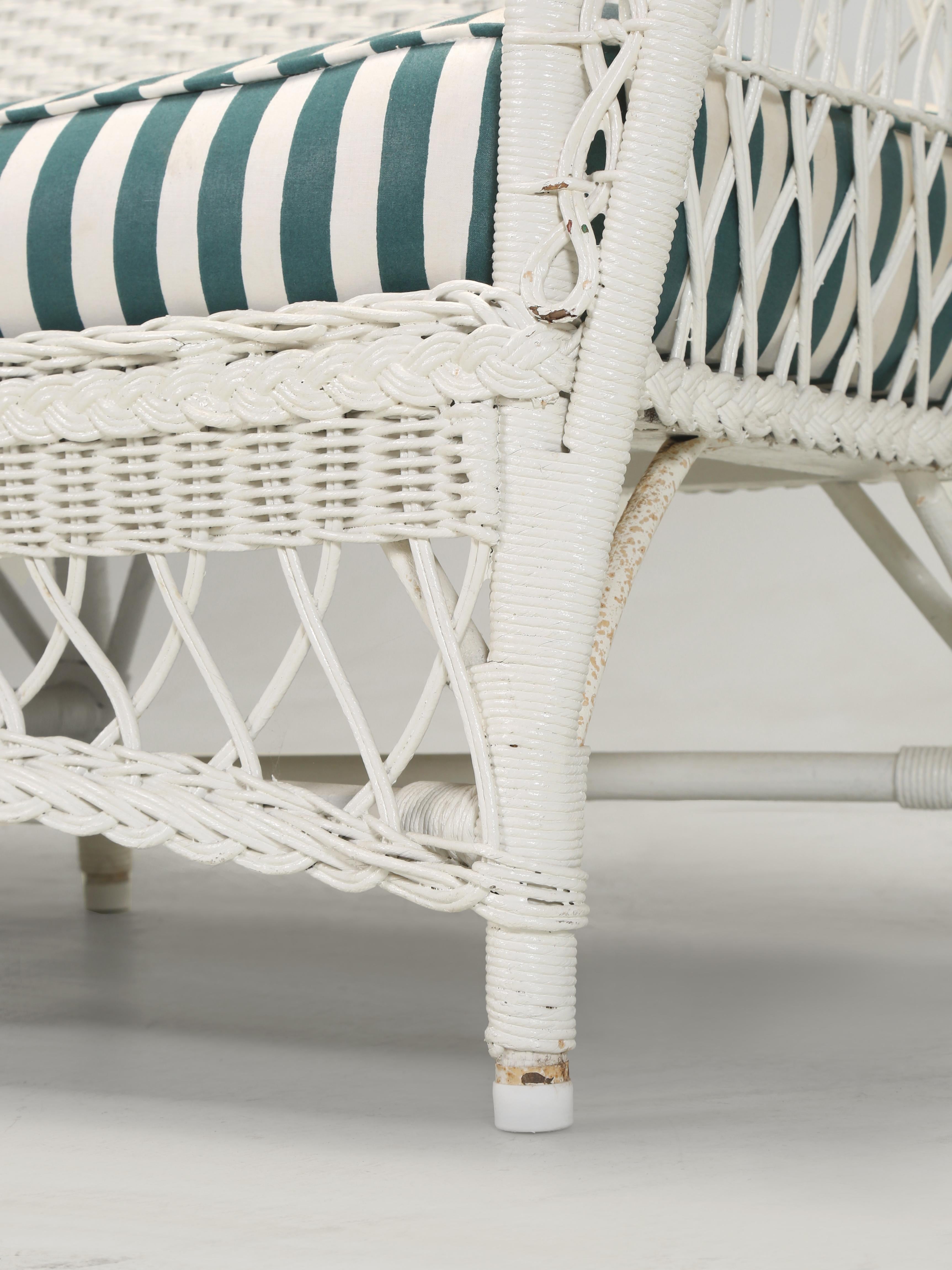Sillón, silla y mecedora vintage de mimbre bien hechos Cojines de asiento pesados en venta 1