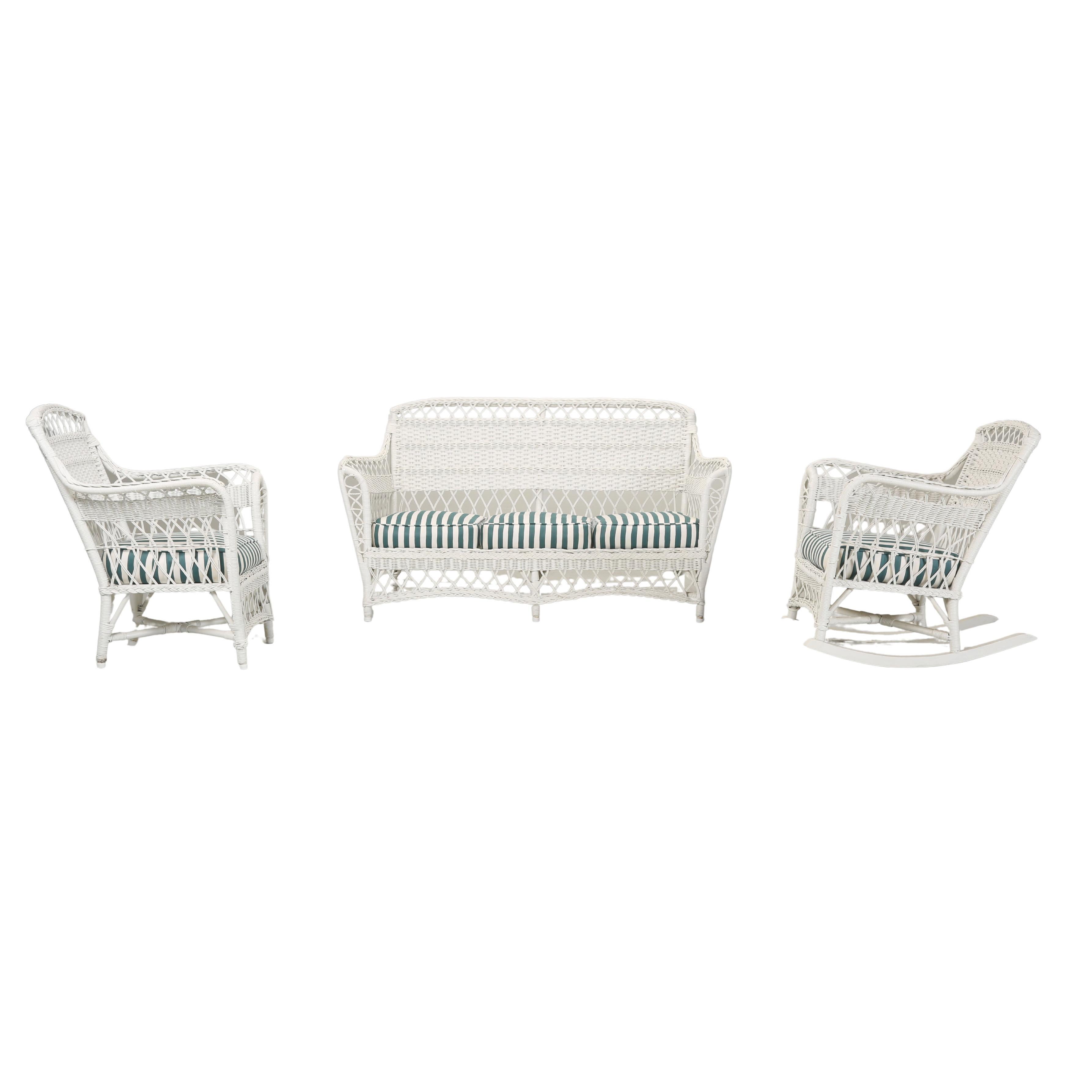 Sillón, silla y mecedora vintage de mimbre bien hechos Cojines de asiento pesados en venta