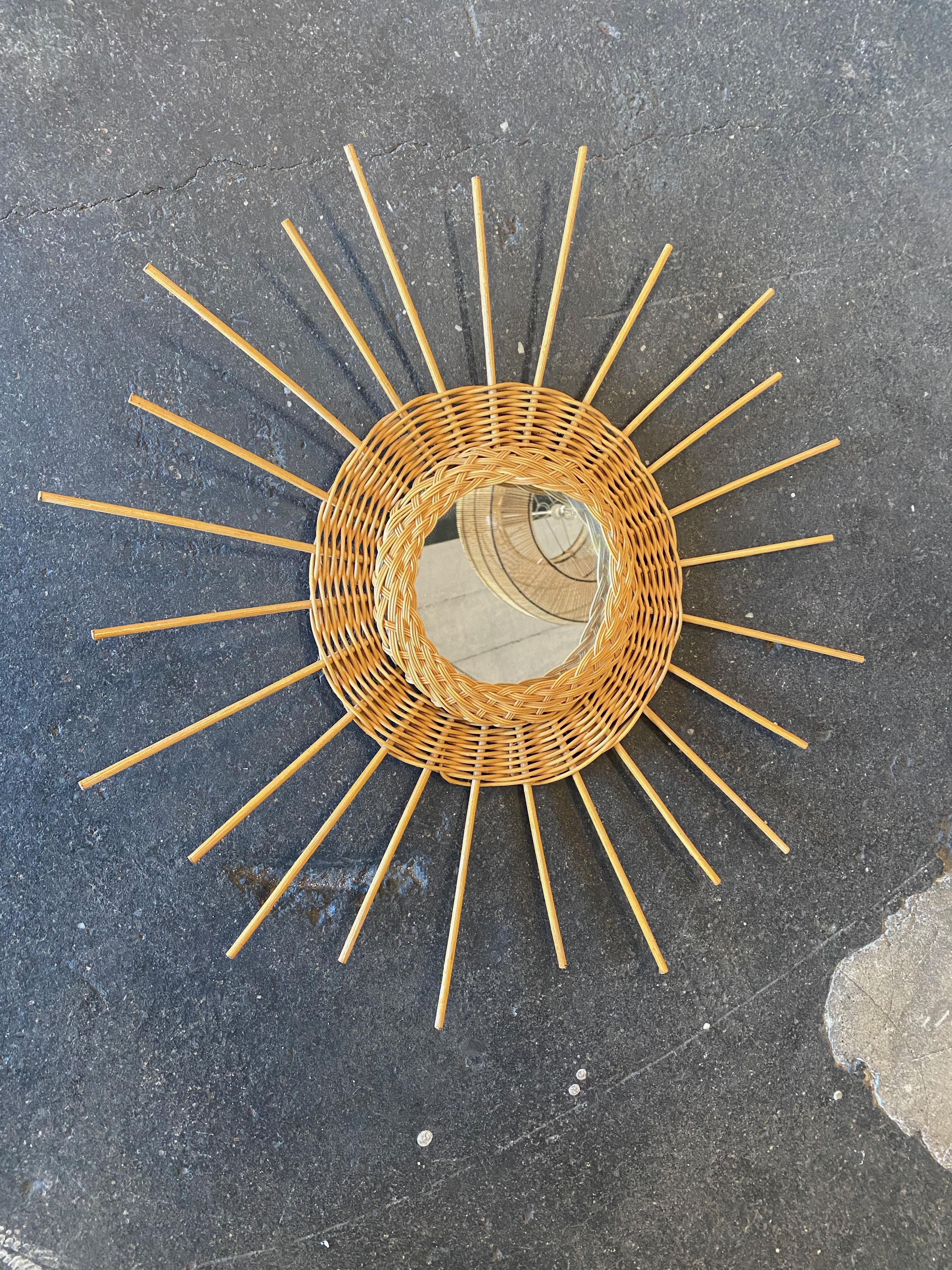 Vintage wicker sun mirror from the 1950s. Great wall decoration in the bedroom, living or dining room, this Fifties Chic will bring joy into your home. Can also be combined wonderfully with other wall decor à la Petersburg hanging!

The mirror and