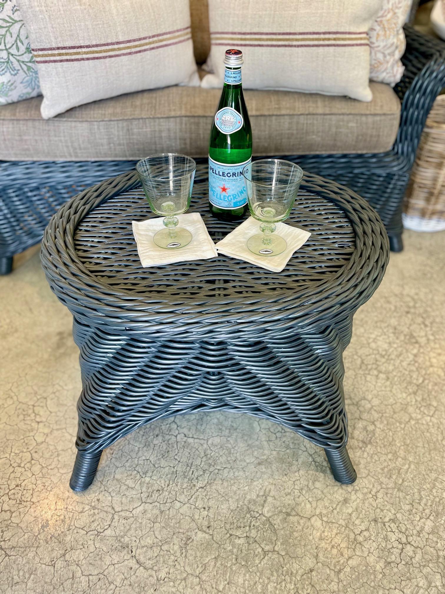 Vous cherchez une petite table avec du charme et de l'intérêt ? Cette table vintage en osier a été récemment peinte dans un fini bleu/gris apaisant et est prête pour les cocktails, le thé ou les lectures de l'après-midi. Il offre une jolie touche de