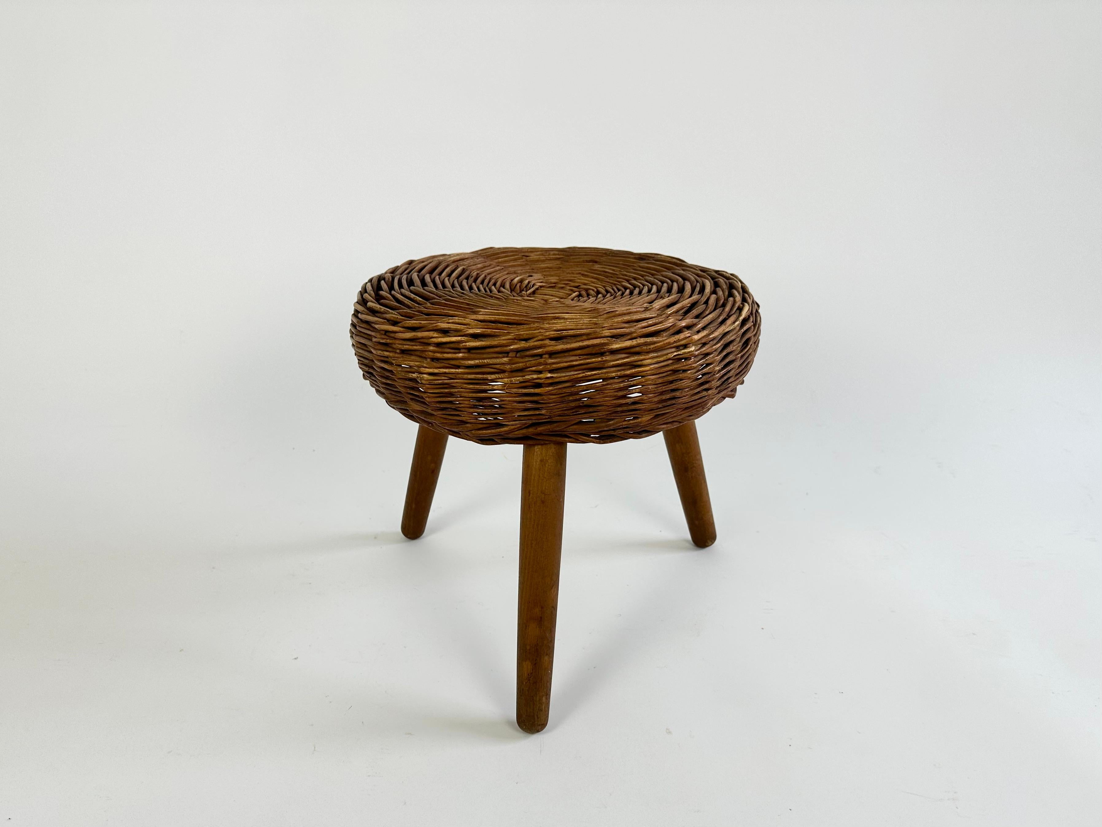 Vintage tripod stool in the manner of Tony Paul, circa 1950-60

Woven wicker circular seat on beech legs. The stool has aged nicely and has a great colour.

No repairs or restoration, cleaned ready for use.

Minor losses to the wicker weave, only