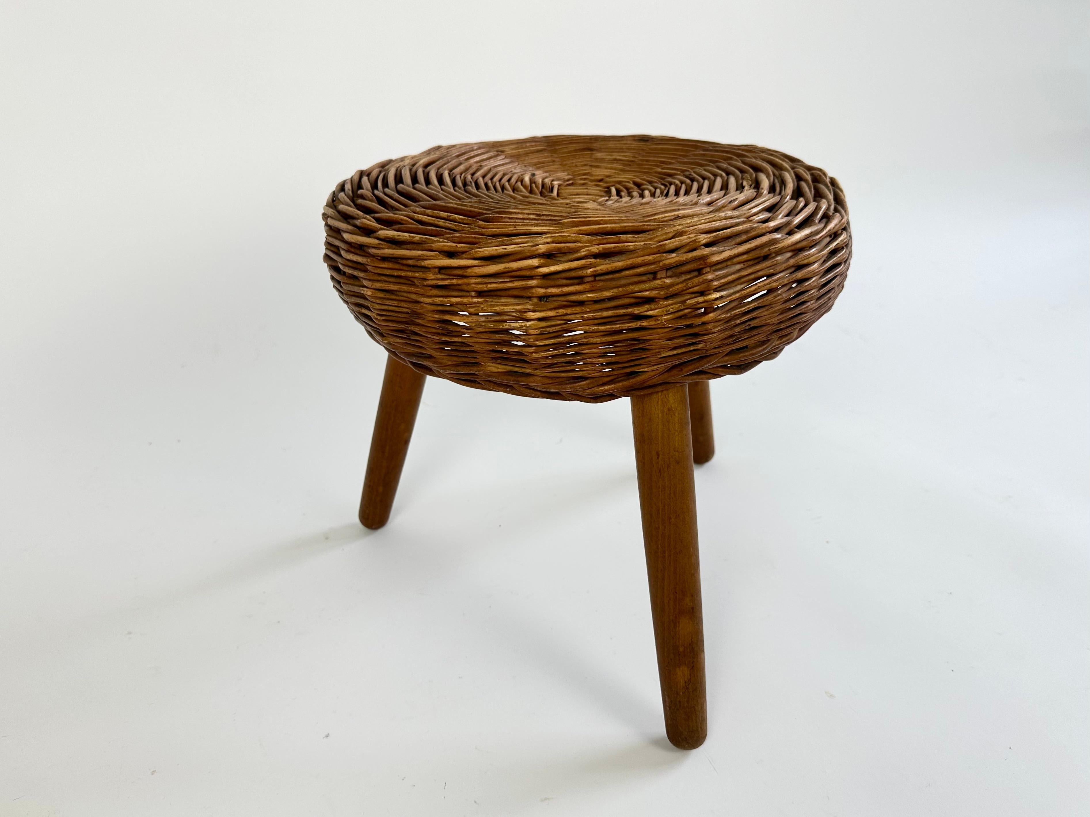 Vintage wicker tripod stool in the manner of Tony Paul In Good Condition For Sale In Bristol, GB