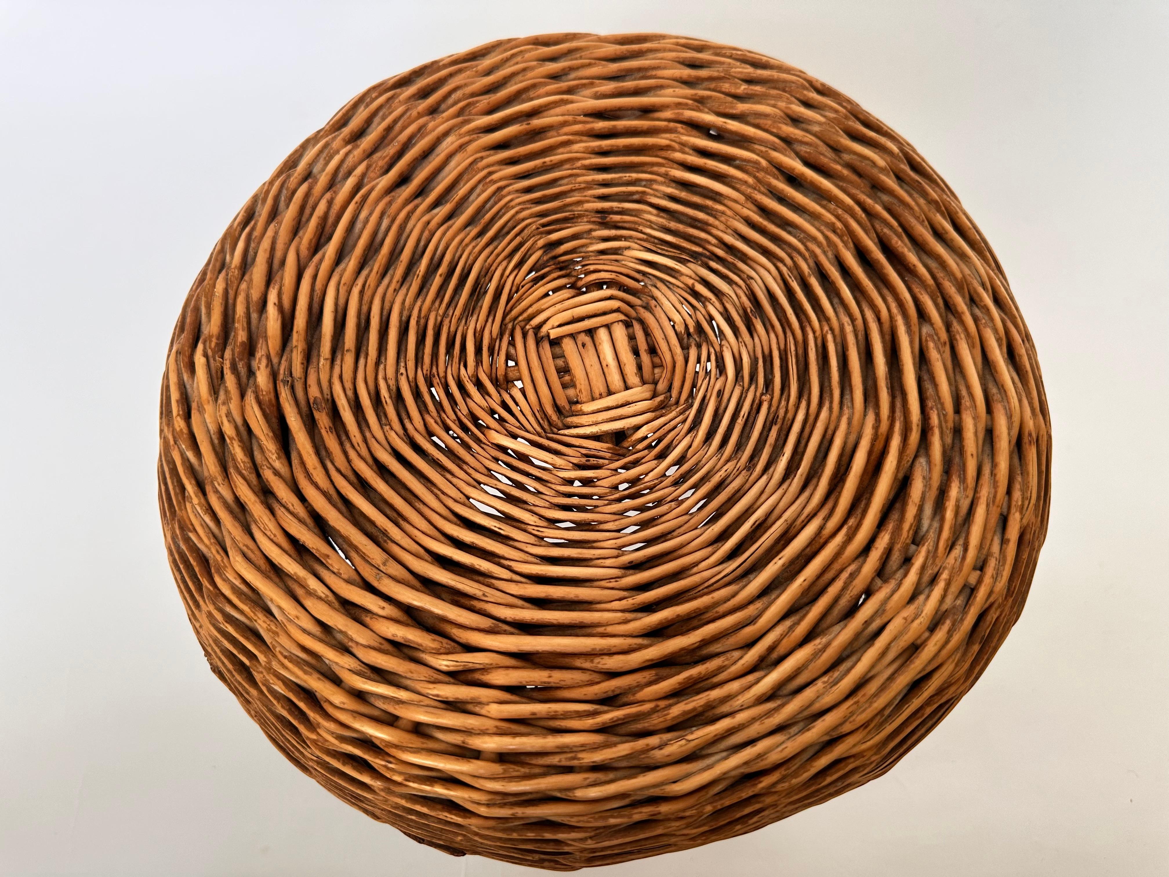 Vintage wicker tripod stool in the manner of Tony Paul In Good Condition In Bristol, GB