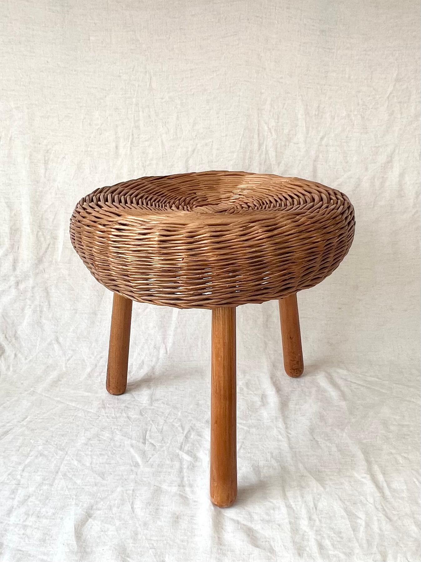 Vintage wicker tripod stool / side table in the manner of Tony Paul, 1960s 10