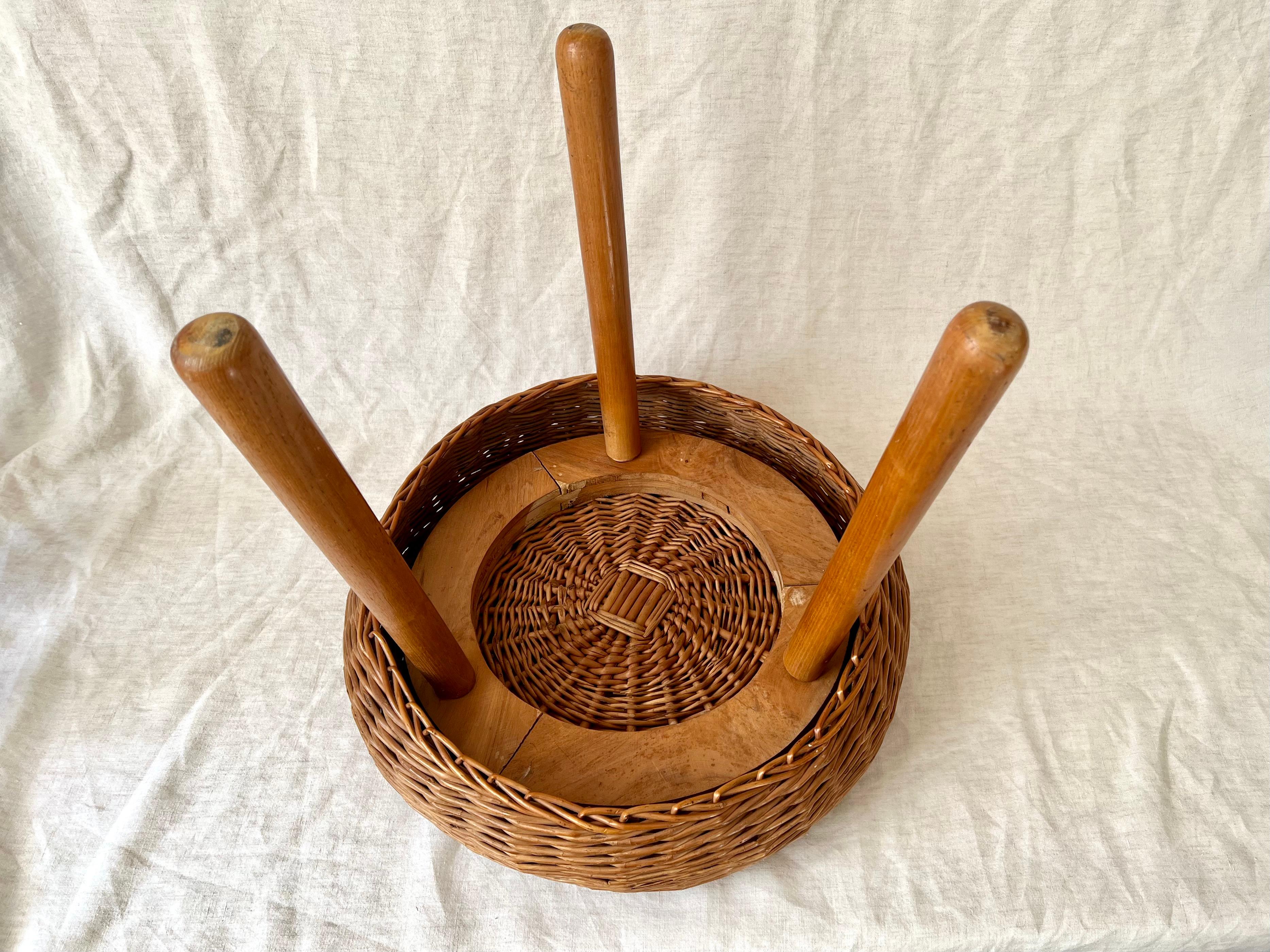 Vintage wicker tripod stool / side table in the manner of Tony Paul, 1960s 12