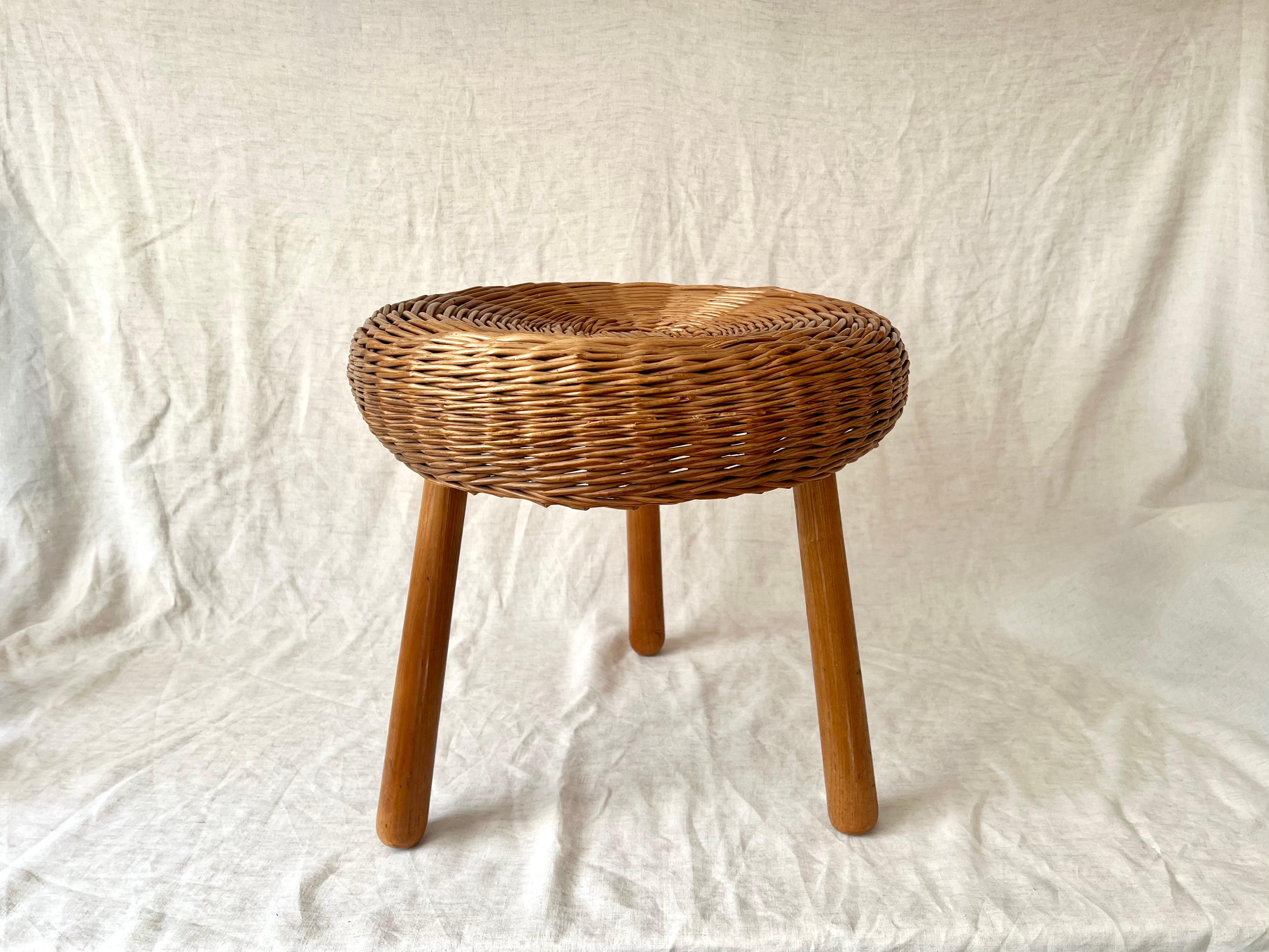 Tabouret / table d'appoint tripode en osier vintage à la manière de Tony Paul, années 1960

Assise circulaire en osier tressé sur pieds en hêtre. Le tabouret a bien vieilli et sa couleur est superbe. 

Etat vintage original avec de légers signes