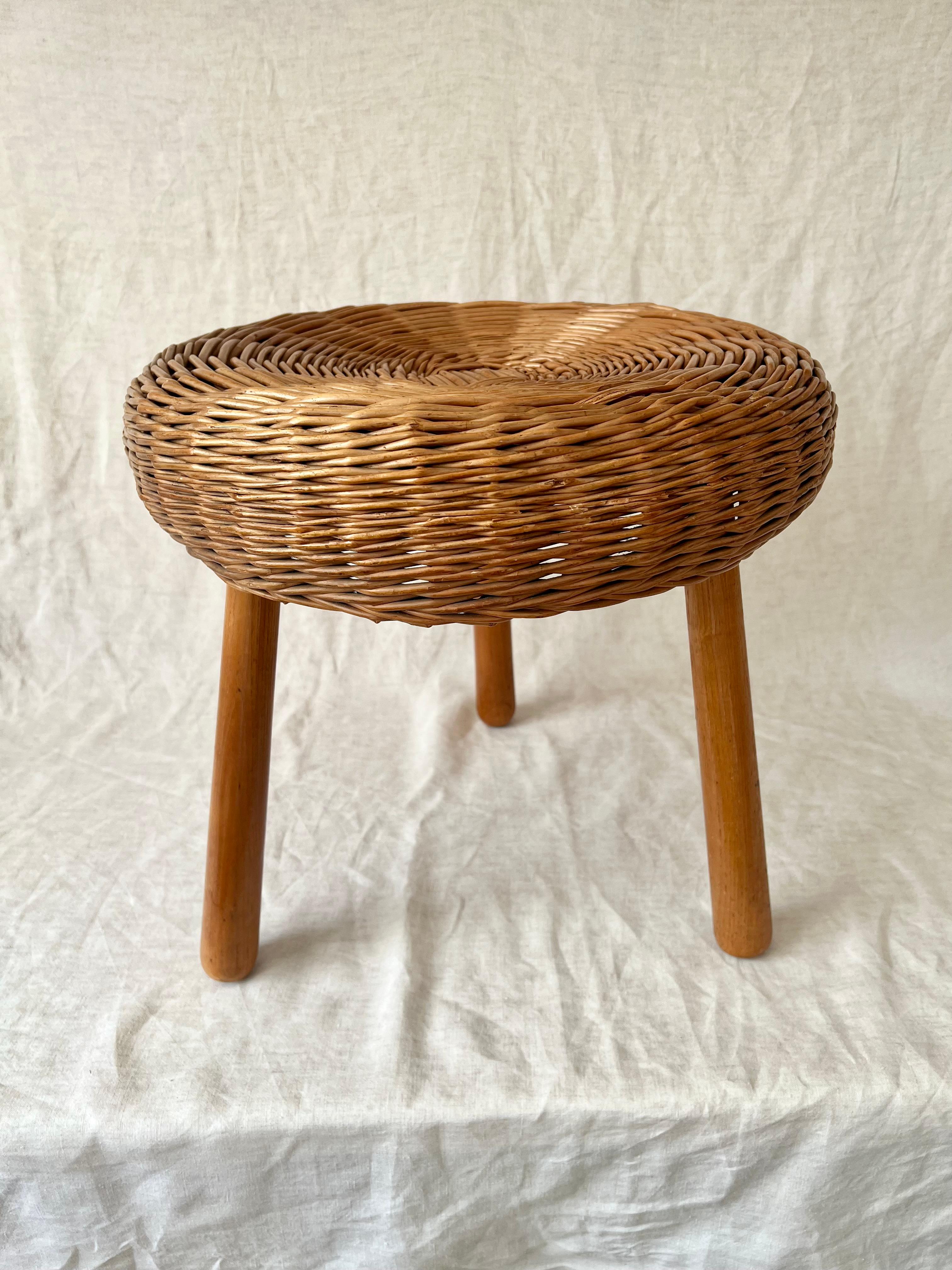 20ième siècle Vintage wicker tripod stool / side table in the manner of Tony Paul, 1960s