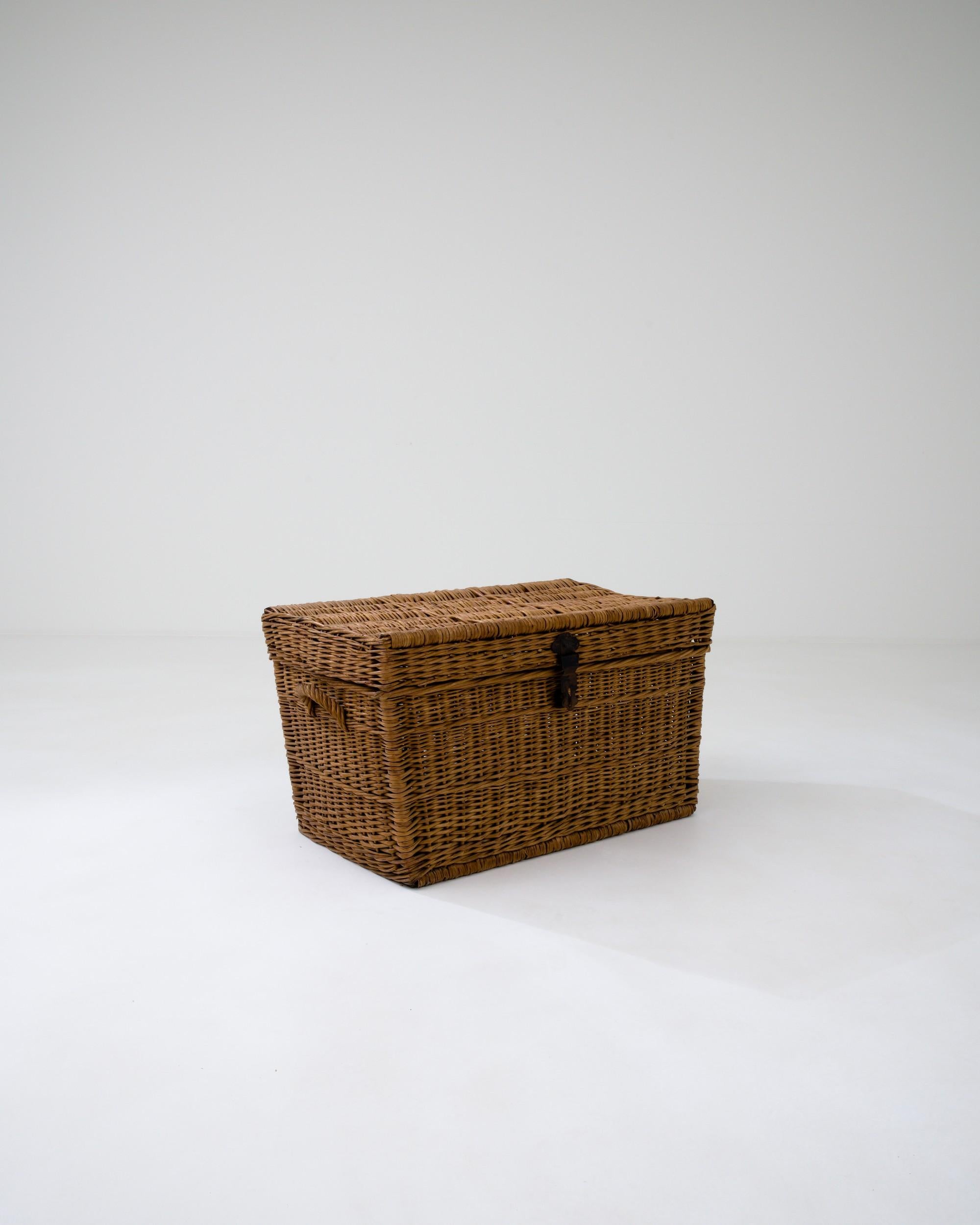 Vintage Wicker Trunk In Good Condition In High Point, NC