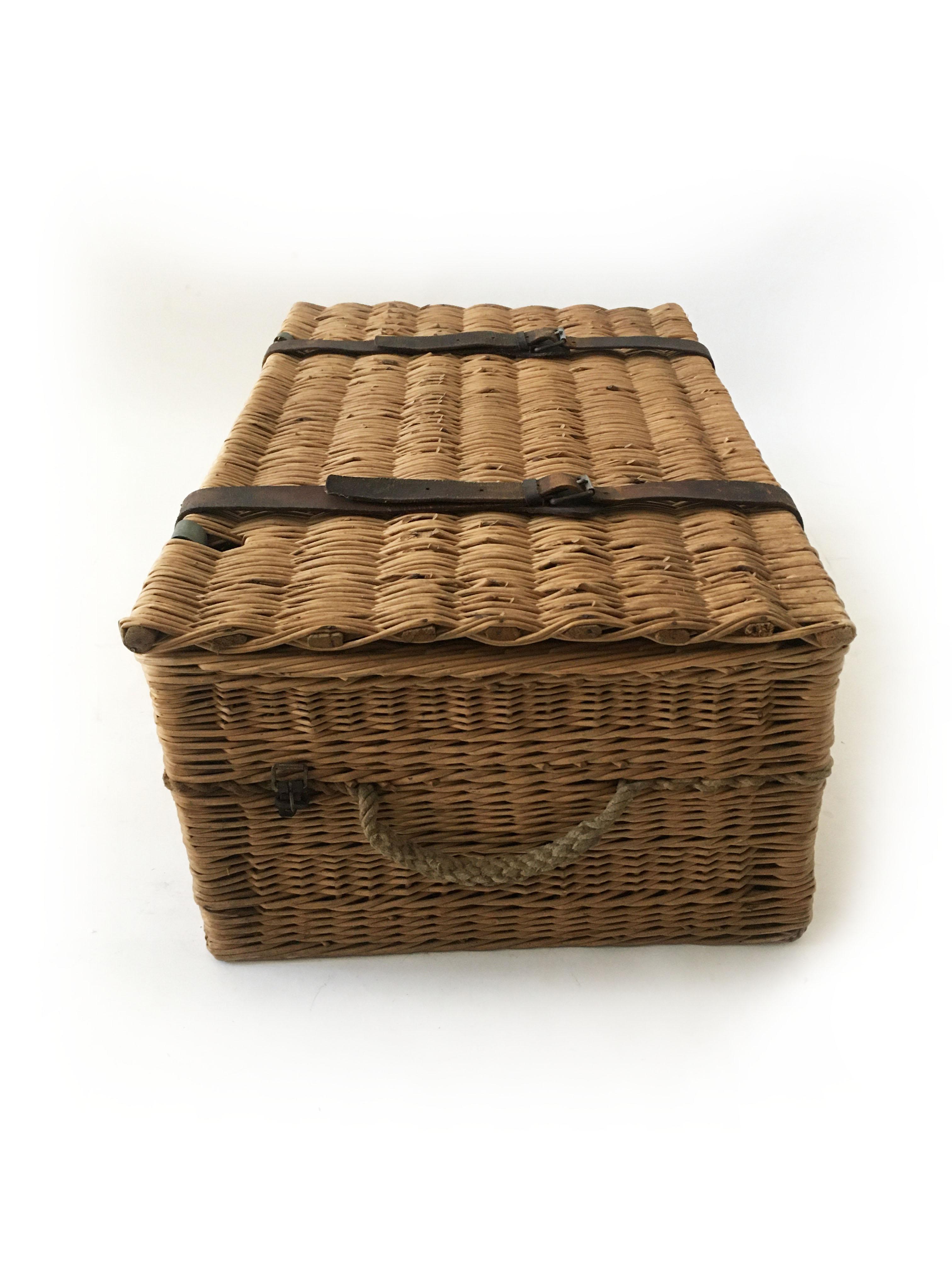 Vintage Wicker Trunk, Wine Basket from Bordeaux, France, 1930s In Good Condition In Vienna, AT