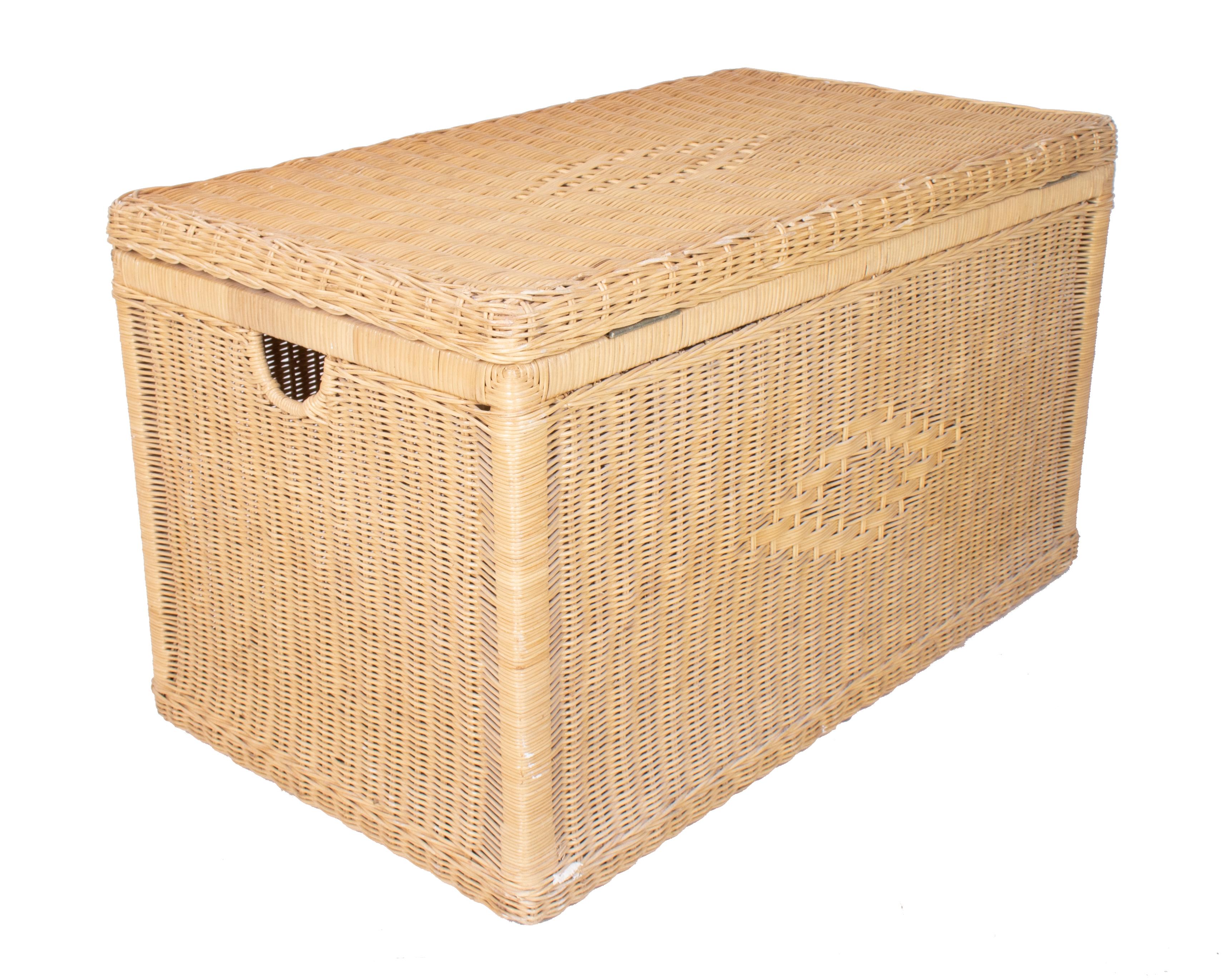 Vintage Wicker Trunk with Wooden Frame and Lid In Good Condition In Marbella, ES