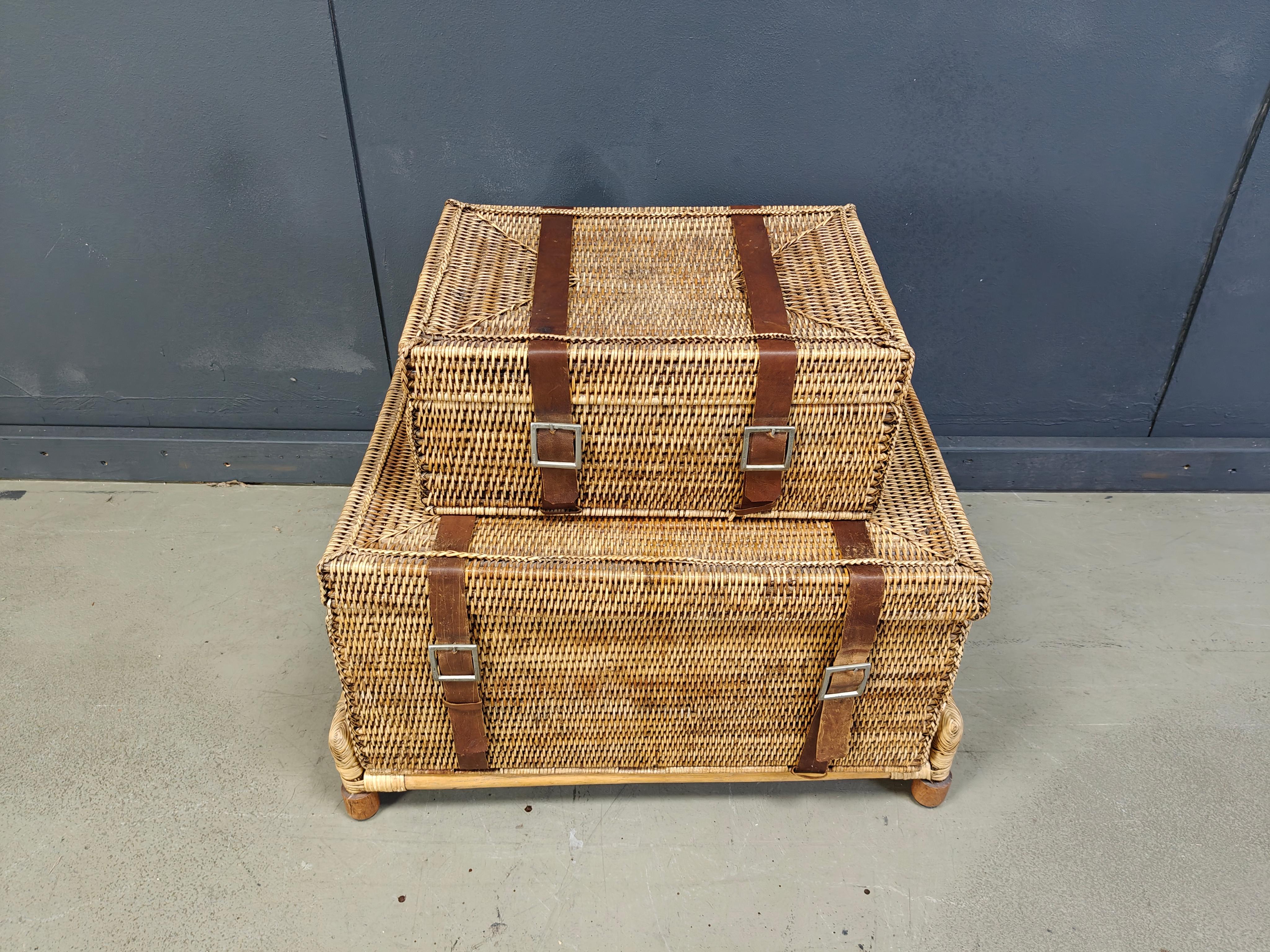 
Bellissimi bauli/case in vimini con cinghie di cuoio su una base di bambù.

Molto decorativo e utile per riporre le cose.

Pensiamo di utilizzarlo con un'auto d'epoca o addirittura su una carrozza a cavalli.

È un set molto attraente.

anni '70 -