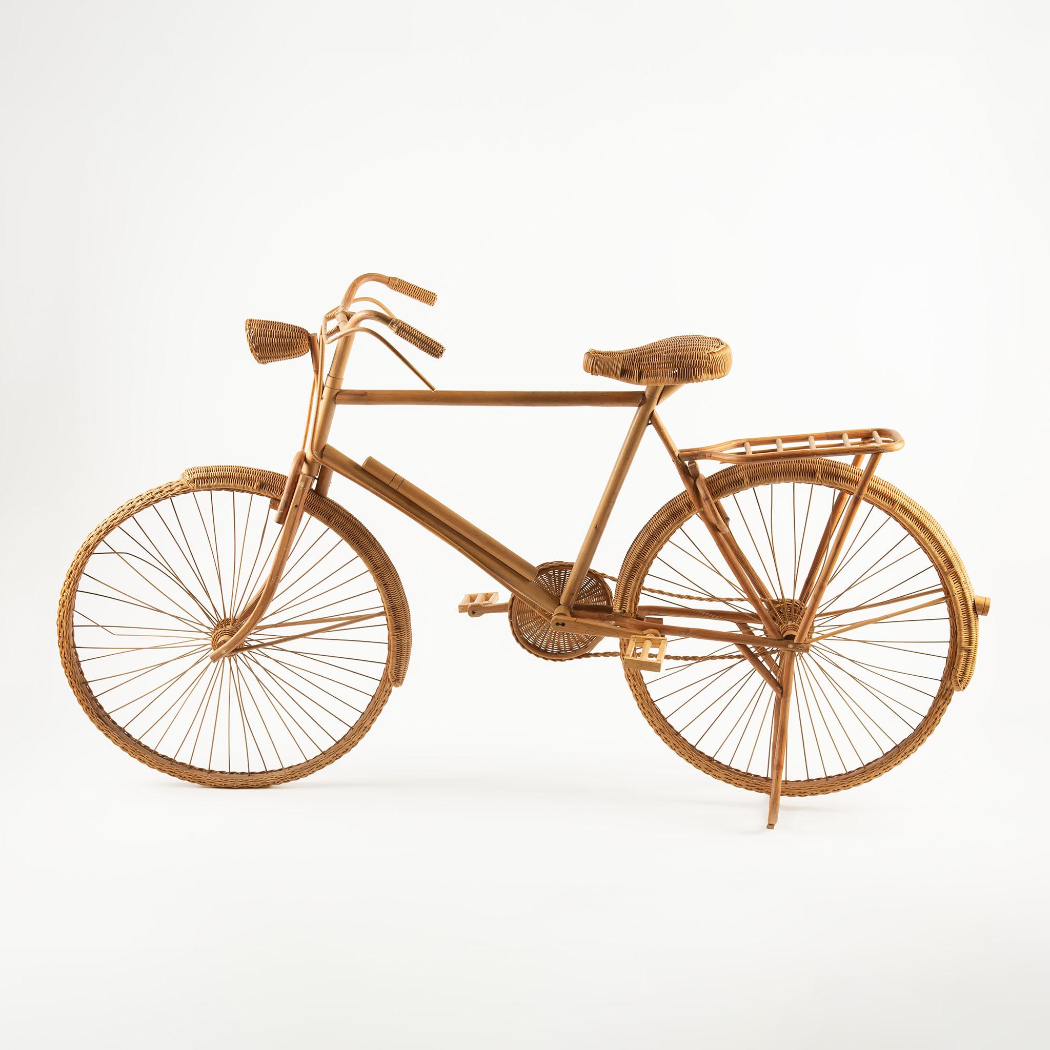 Bicicletta da esposizione in vimini a grandezza naturale, metà del XX secolo
Una stravagante bicicletta scultorea di metà secolo meticolosamente intrecciata a mano in rattan naturale, completa di ruote a raggi, paracatena, portapacchi posteriore,