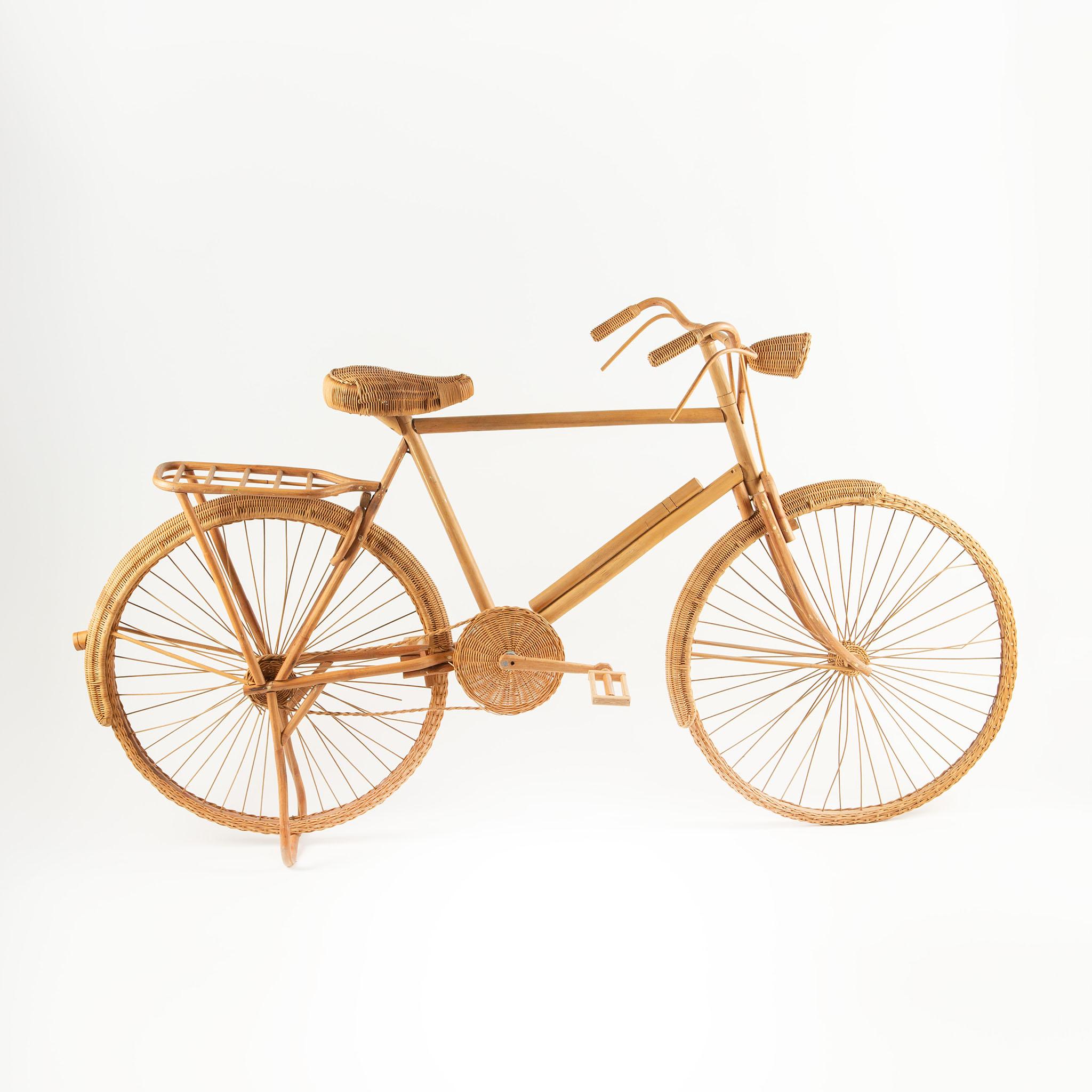 Francese Bicicletta da esposizione con ruota di vimini d'epoca - 6 piedi in vendita