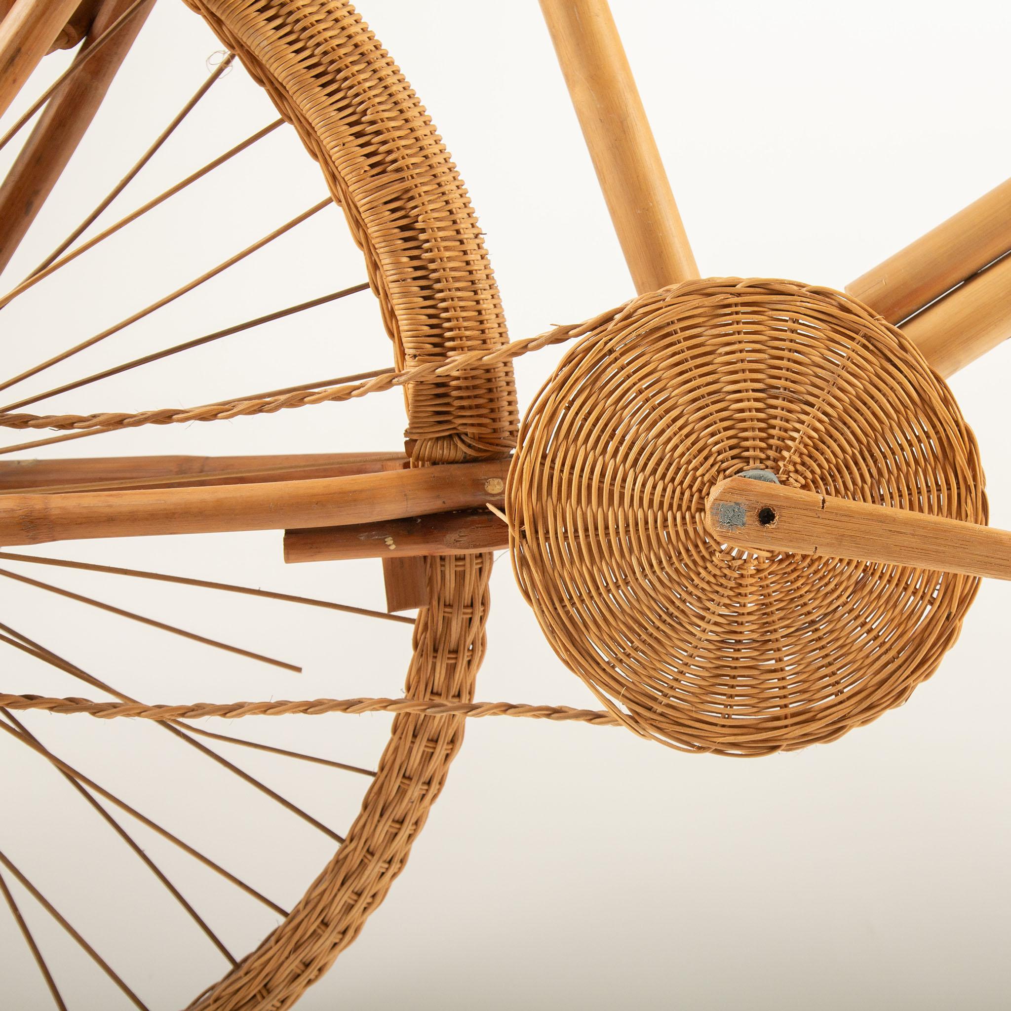Bicicletta da esposizione con ruota di vimini d'epoca - 6 piedi In condizioni ottime in vendita a New York, NY