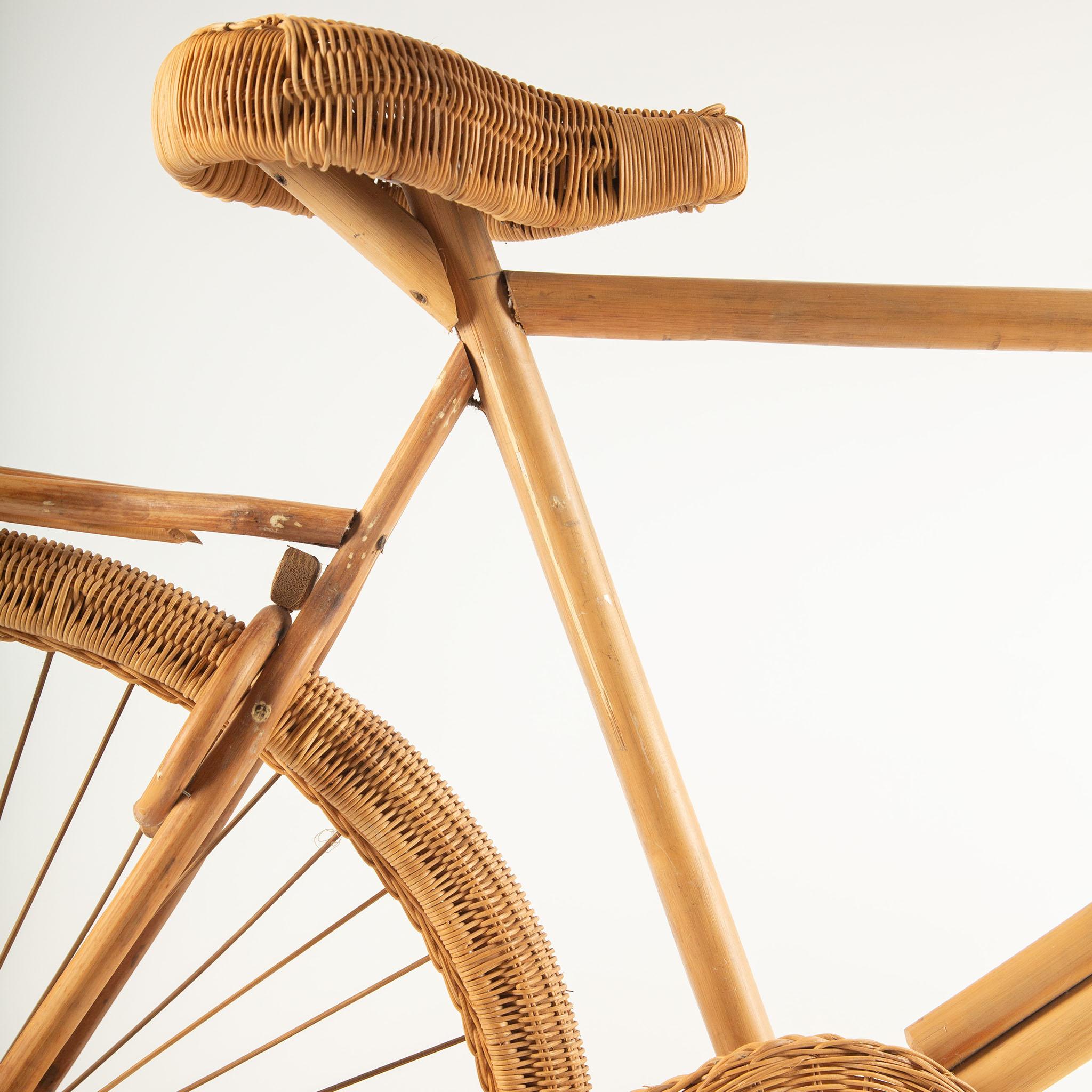 Metà XX secolo Bicicletta da esposizione con ruota di vimini d'epoca - 6 piedi in vendita