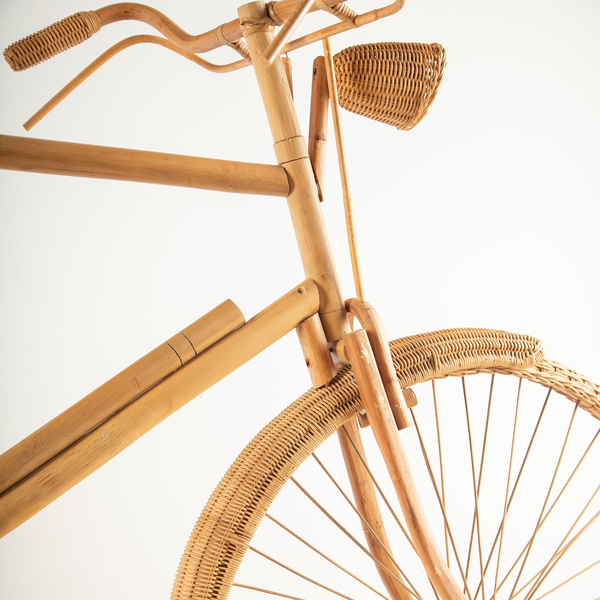 Rattan Bicicletta da esposizione con ruota di vimini d'epoca - 6 piedi in vendita