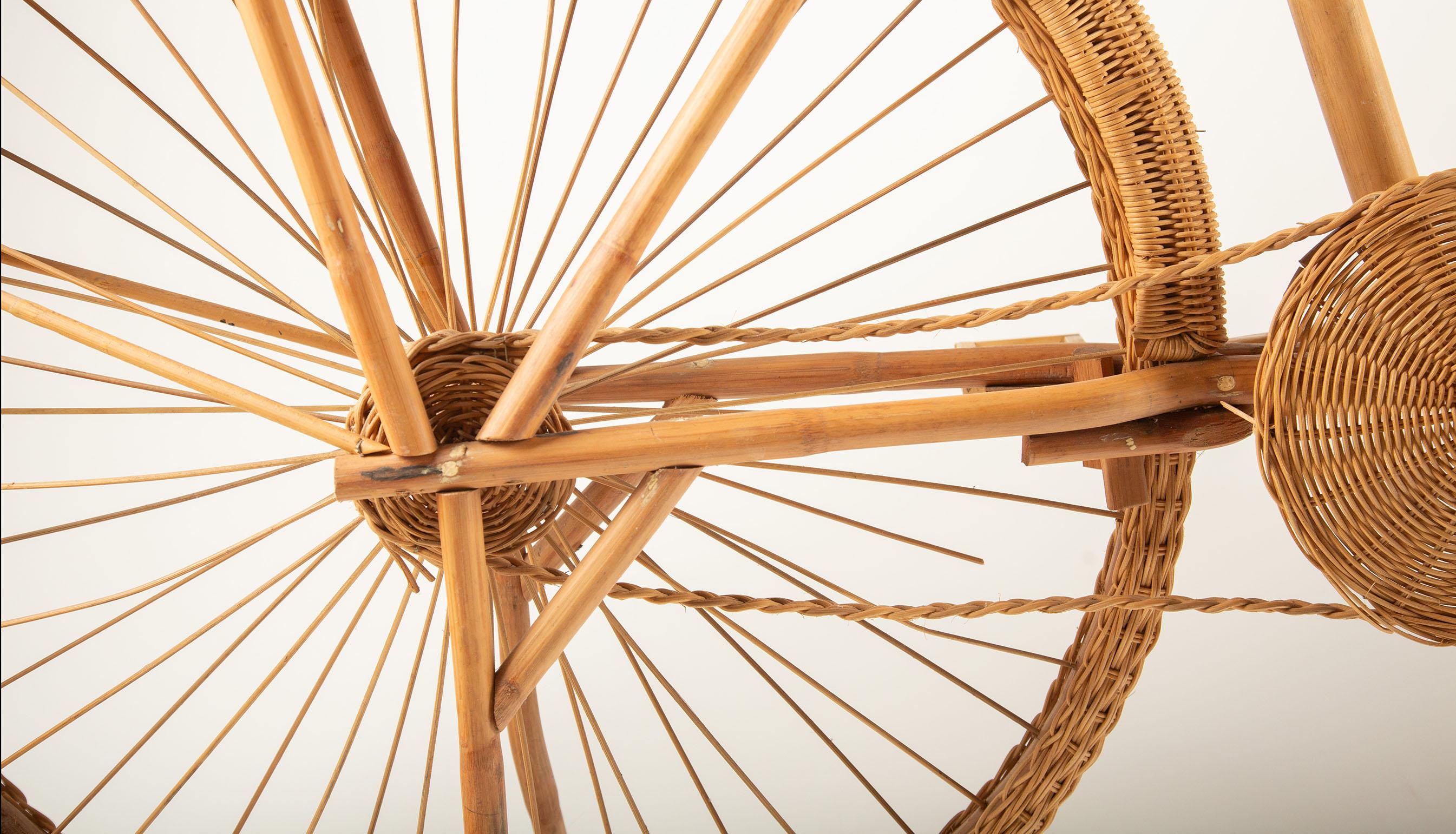 Bicicletta da esposizione con ruota di vimini d'epoca - 6 piedi in vendita 1