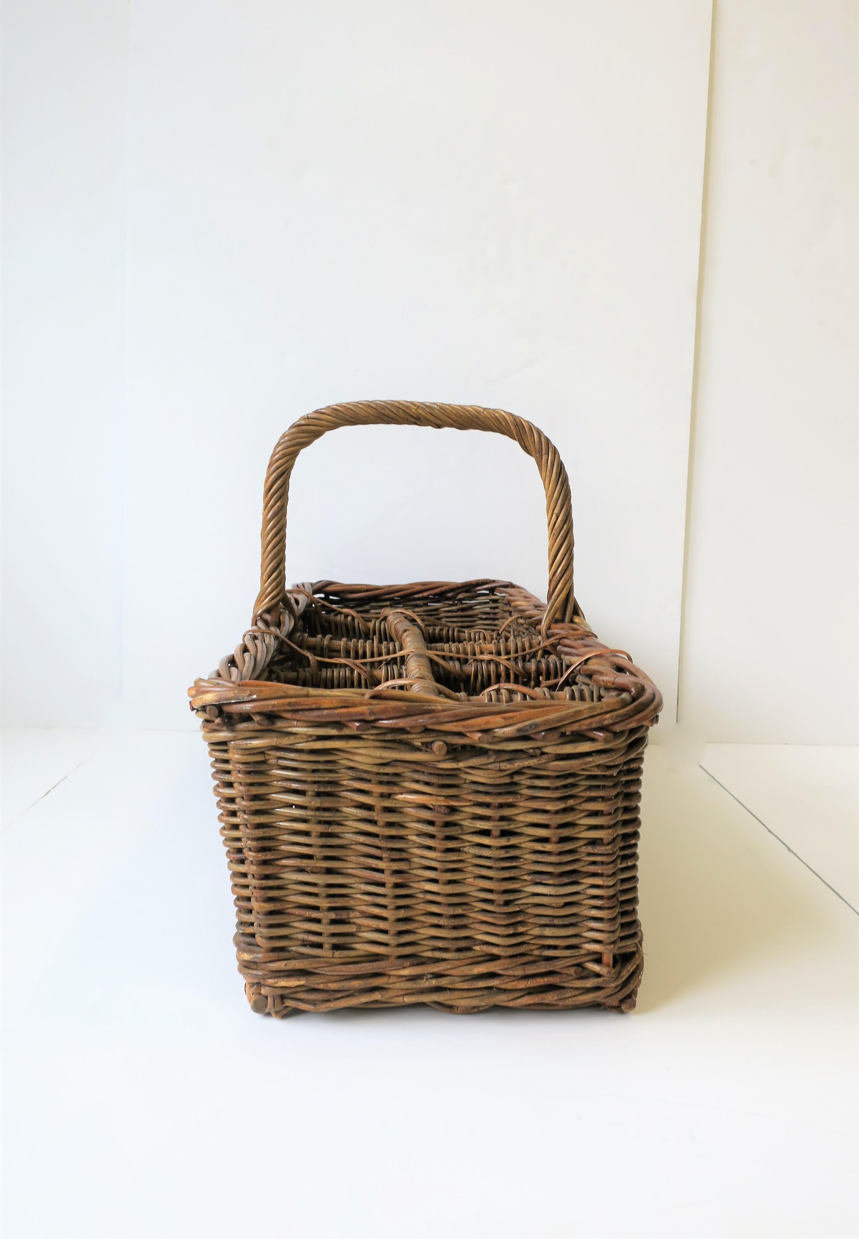 Vintage Wicker Wine Bottle Holder Basket In Good Condition In New York, NY