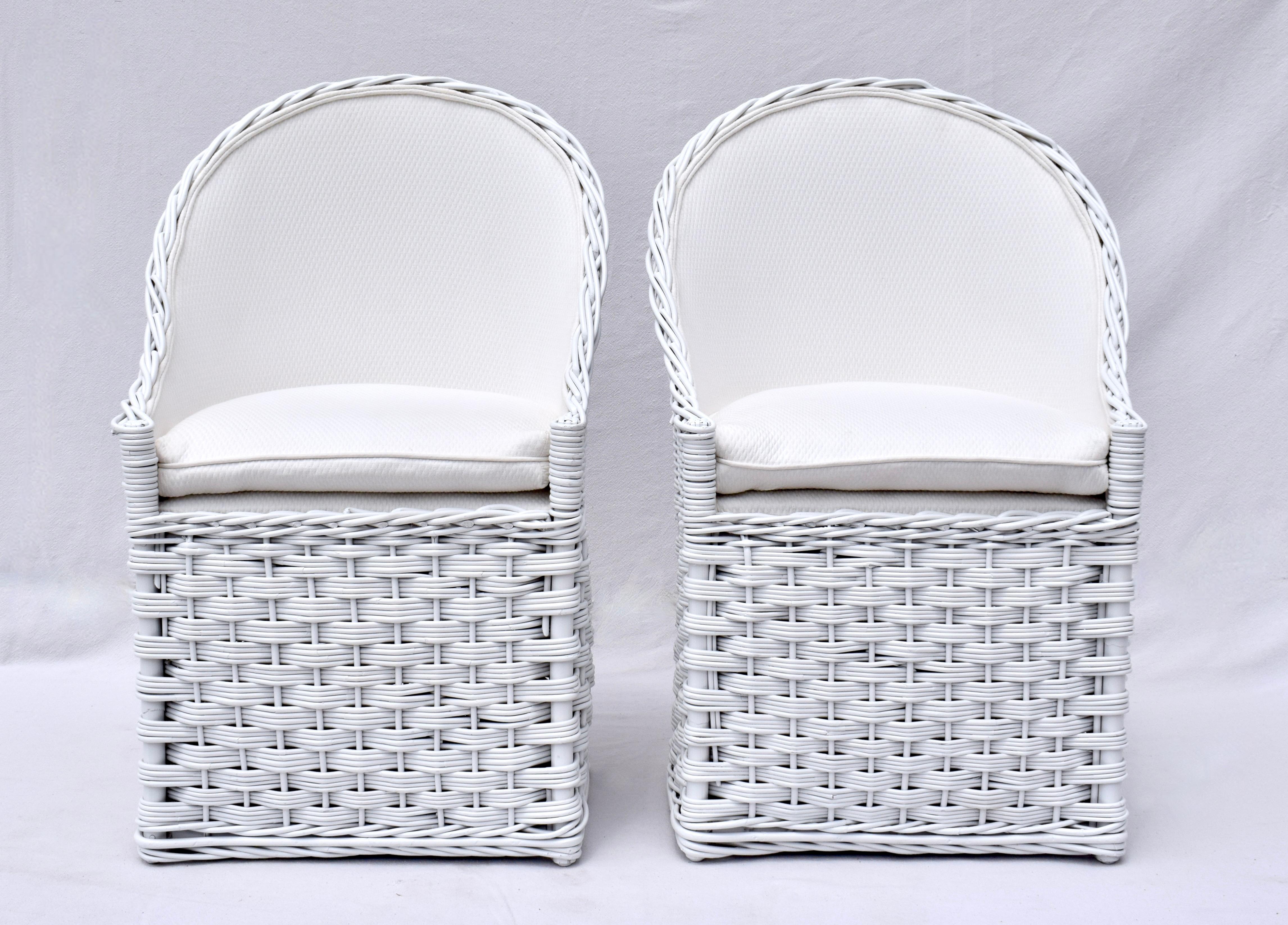 Un par de sillas vintage Wicker Works lacadas en blanco, de tamaño mediano, para patio o jardín, en excelente estado vintage. Asientos: 20,5