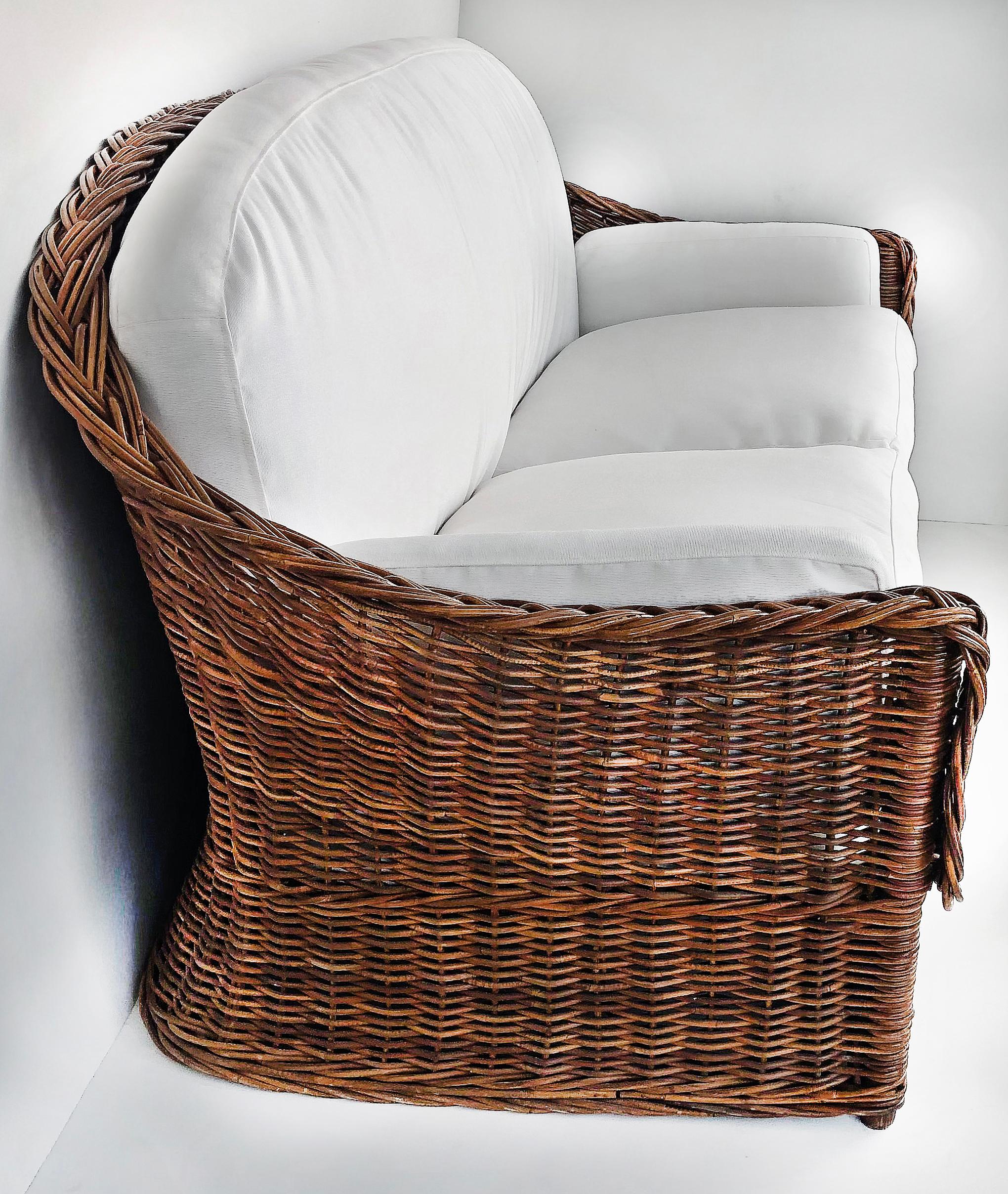 Nord-américain Wicker Works Link Canapé nouvellement rembourré Sofa Settee en vente