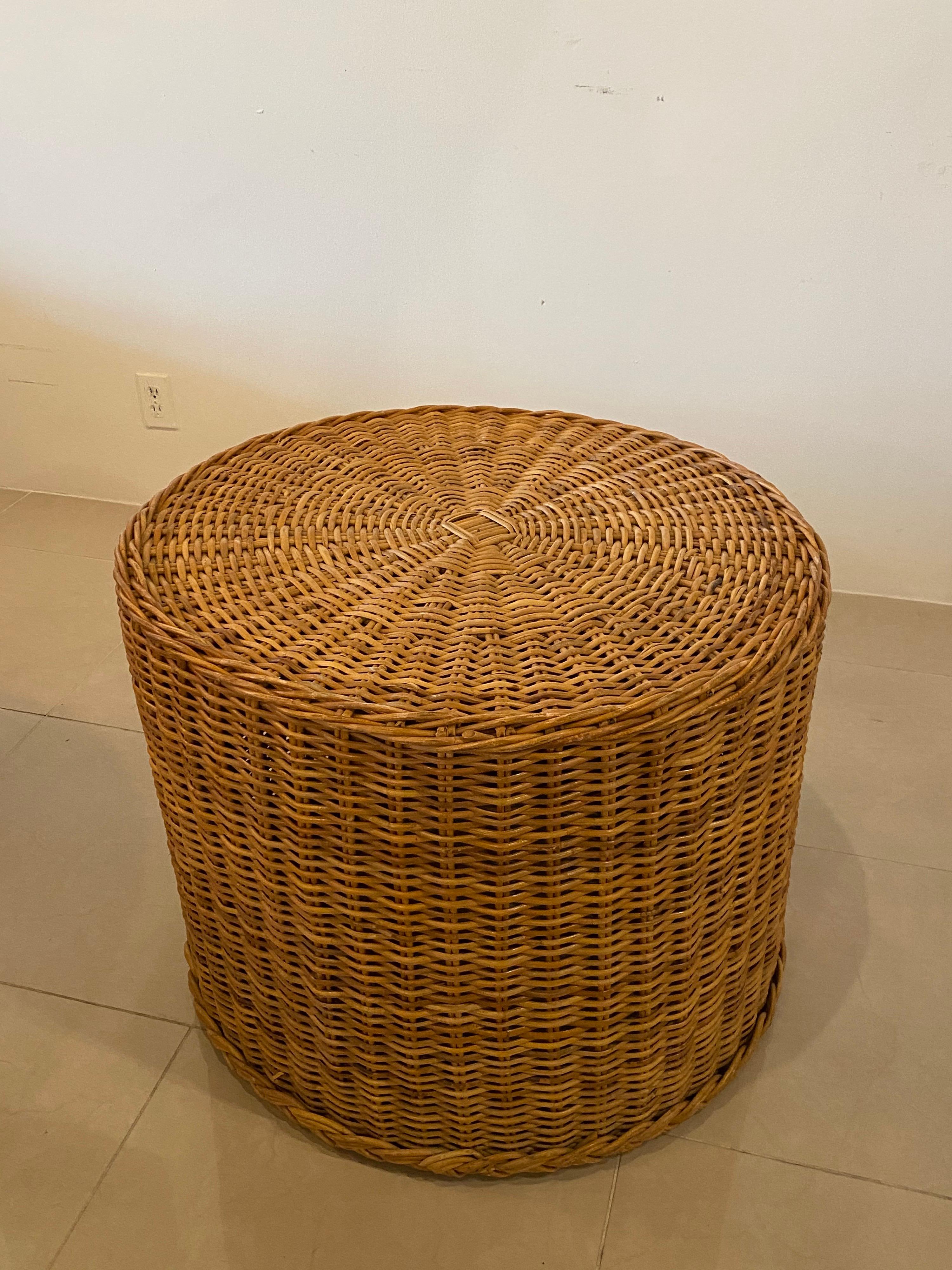 Vintage Wicker Works Round Braided Wicker Side End Table In Good Condition In West Palm Beach, FL