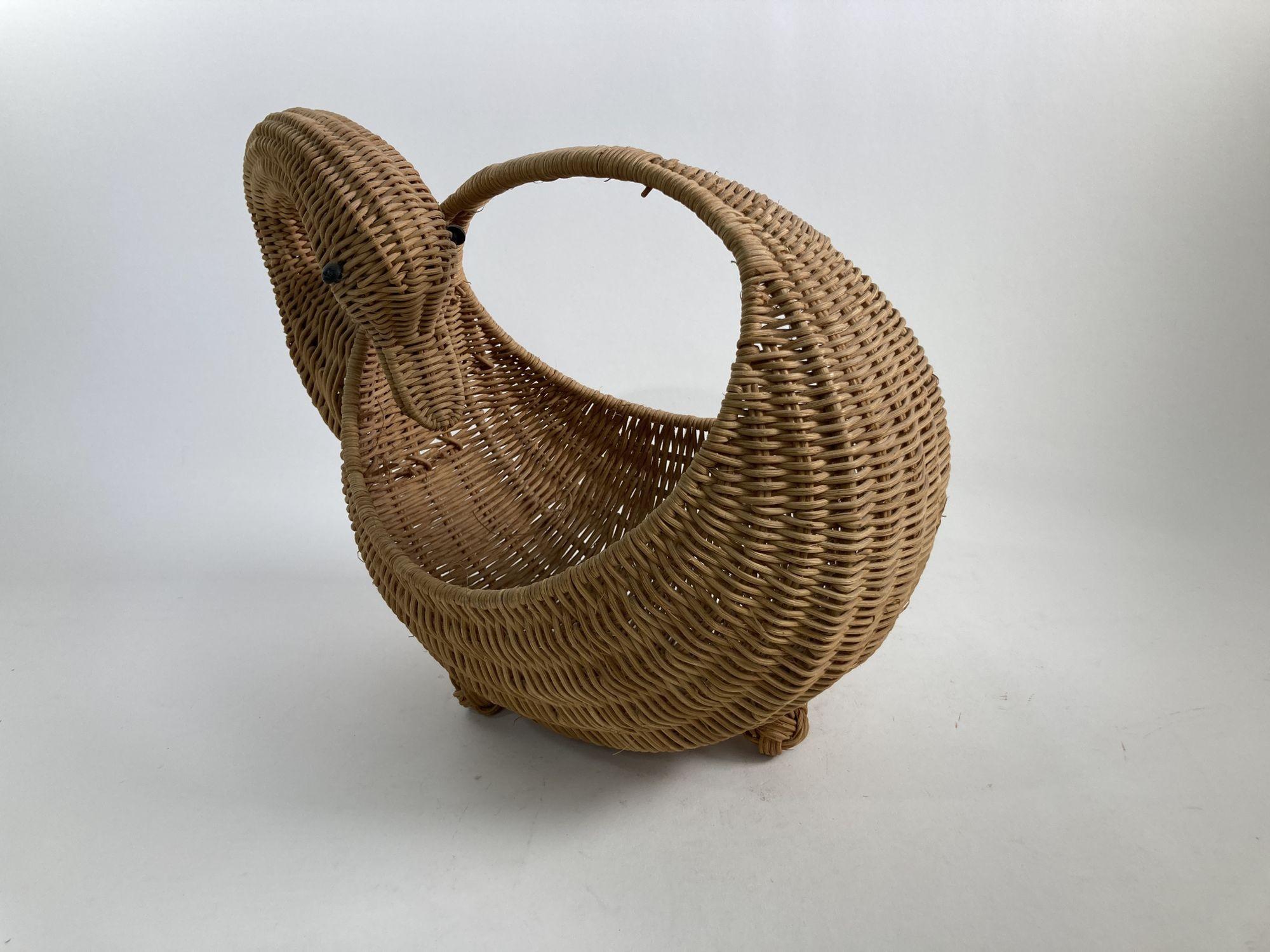 Vintage Wicker Woven Duck Motif Basket with Handle In Good Condition In North Hollywood, CA
