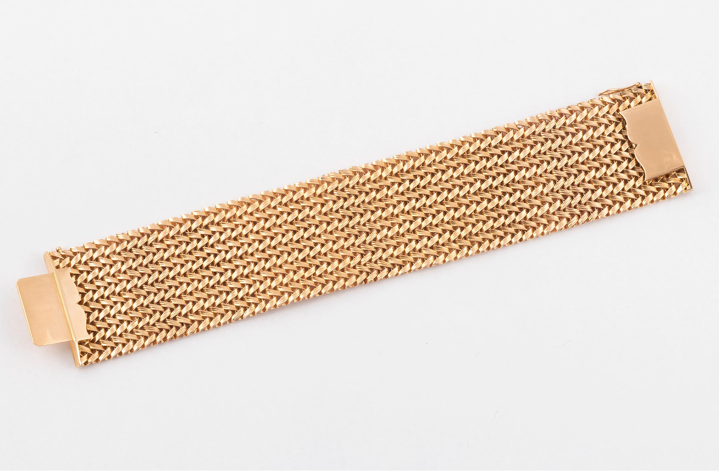 A vintage 18ct gold wide flexible mesh bracelet, measuring approximately 18 x 3,5cm, made in yellow gold, circa 1960, hallmarked 18ct gold, France, gross weight 79 grams.

This vintage bracelet is in excellent condition.
