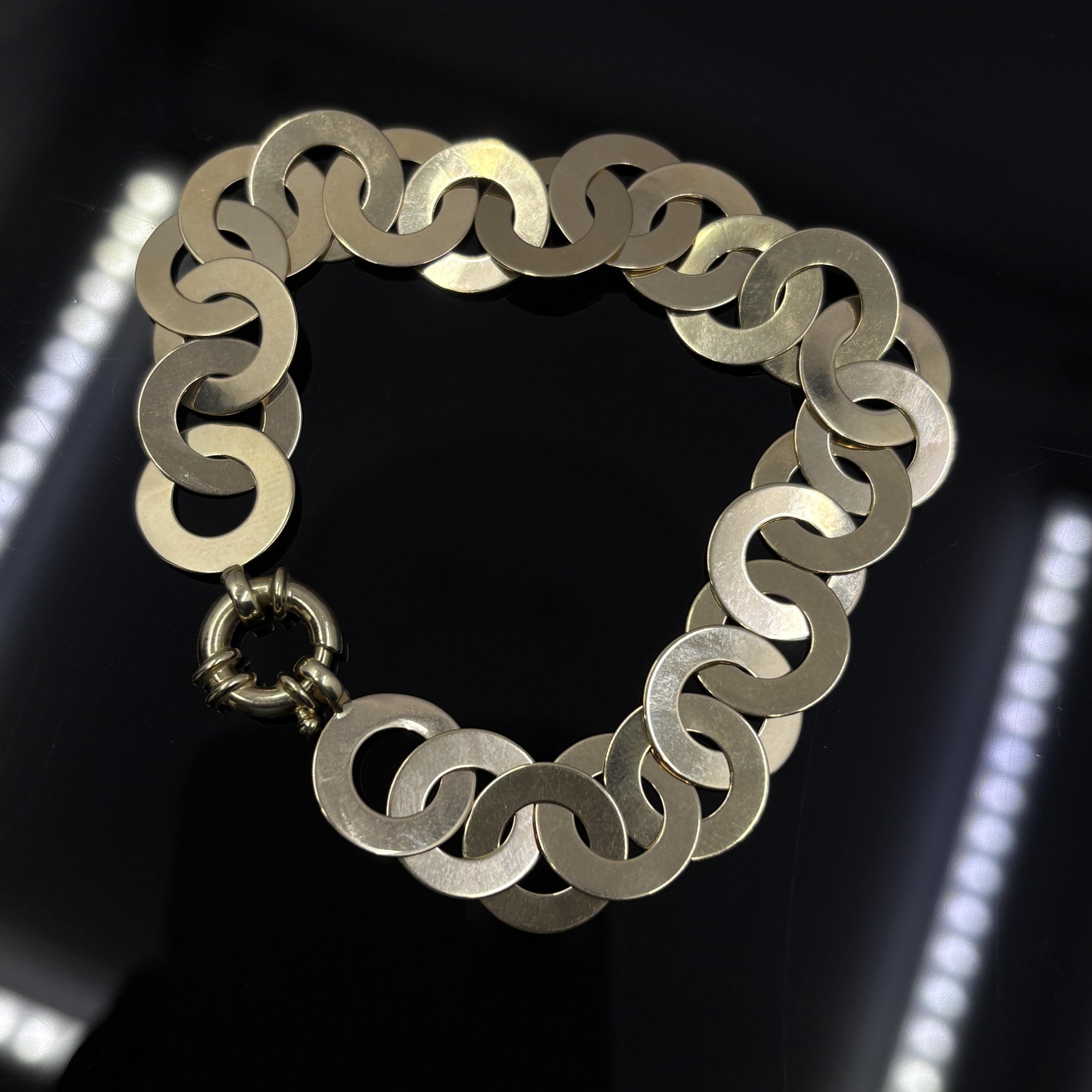 Vintage 14K Yellow Gold Interlocking Circle Link Bracelet - Made in Turkey

Ce bracelet vintage est une pièce audacieuse et élégante, composée d'une série de maillons circulaires plats et imbriqués en or jaune 14 carats poli. Conçu à la fois pour le