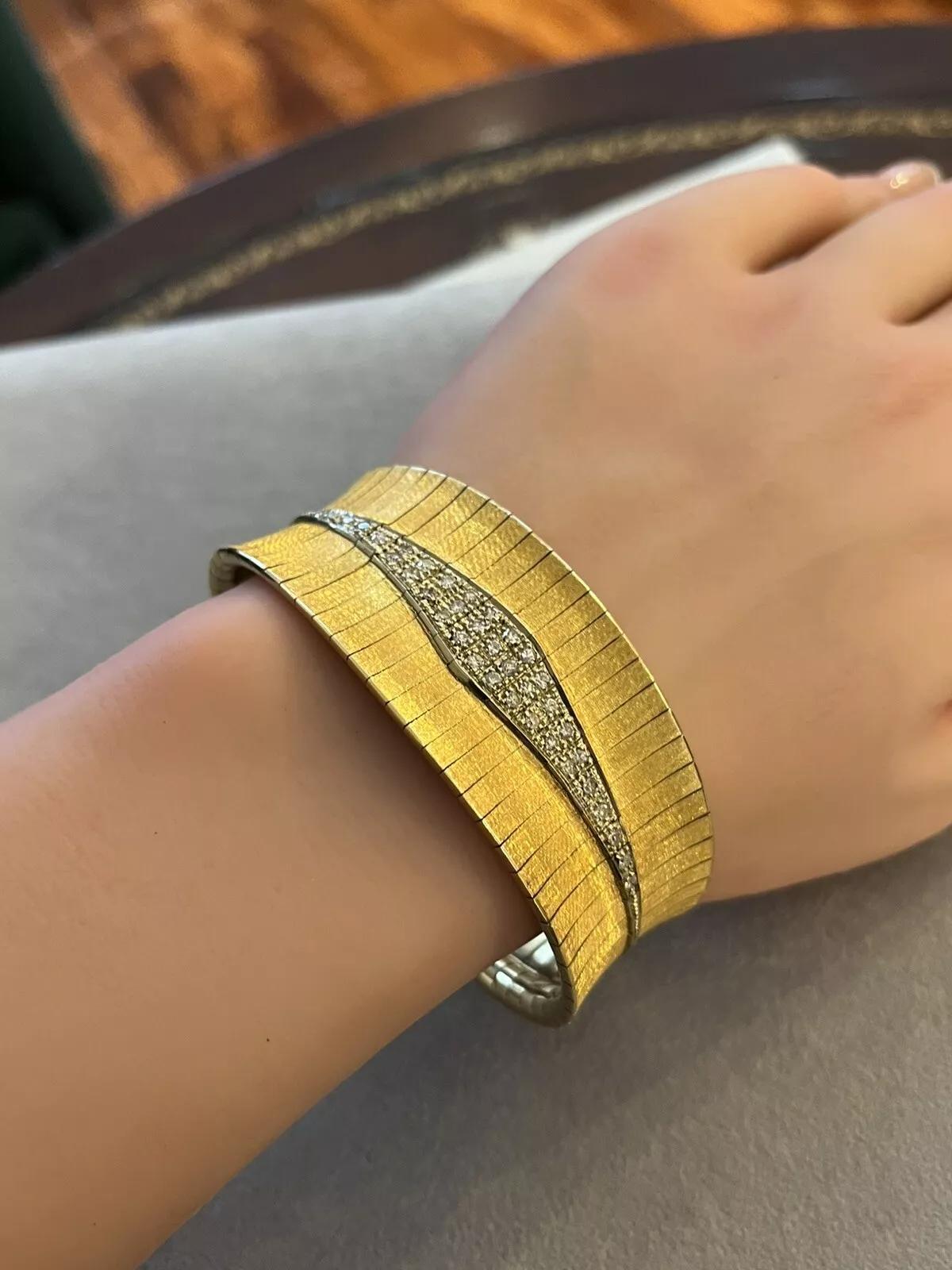 Bracelet large vintage avec diamants en or jaune 18k

Large bracelet vintage en diamant avec des maillons côte à côte en or jaune 18k texturé, accentué par un motif en forme de diamant de taille unique au centre, fabriqué en Italie.                 