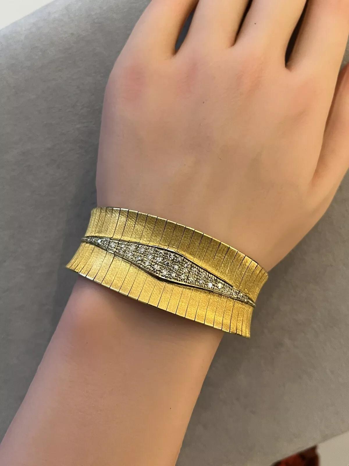 Taille simple Bracelet large vintage avec diamants en or jaune 18k en vente