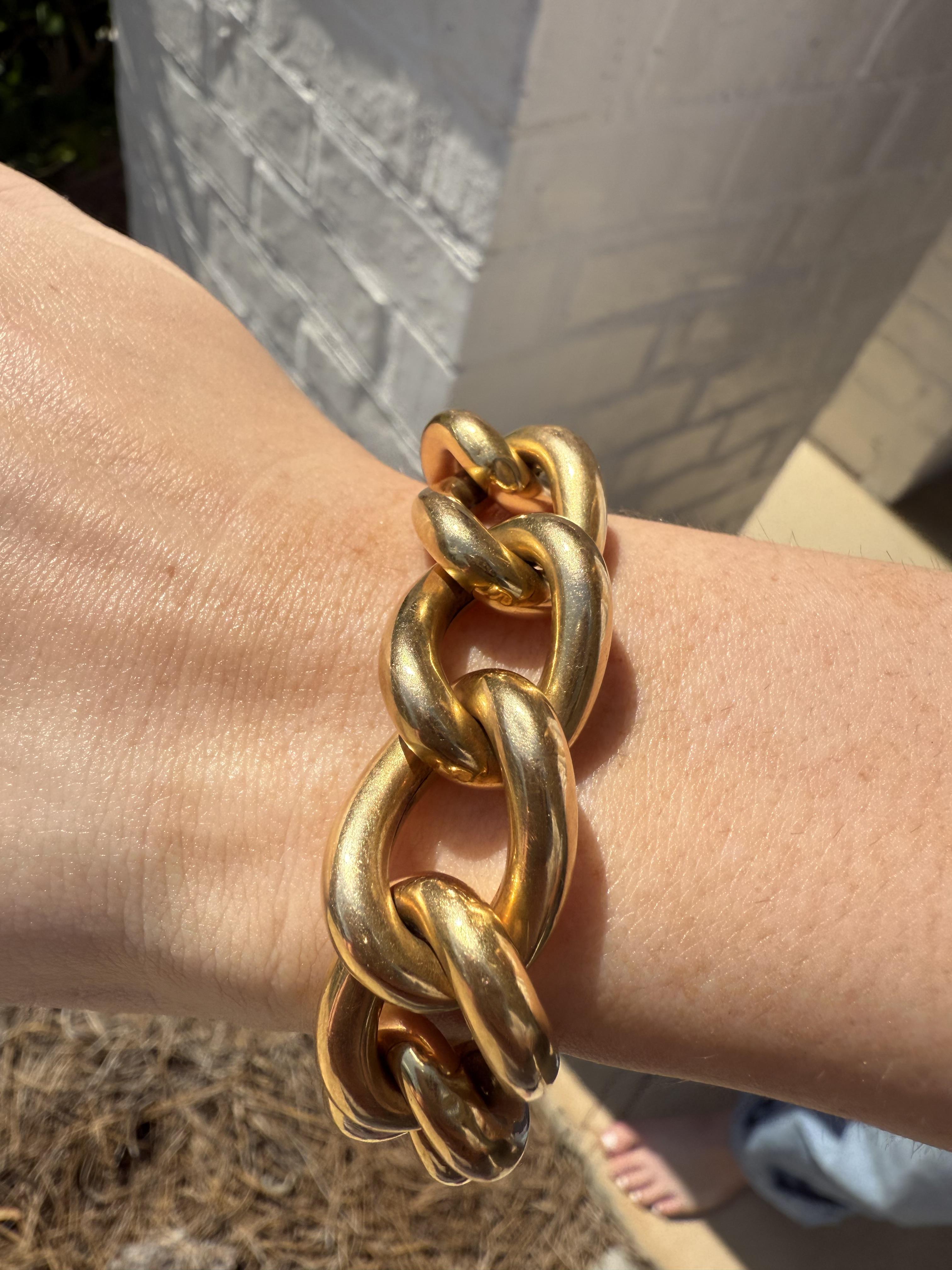 Nous aimons toujours les pièces d'or épaisses et lourdes !
Cette beauté ne fait pas exception.

Détails du bracelet
MATERIAL : Or jaune 18K
Époque : Rétro 1970 - 1980
Largeur : 16.5 mm
Longueur : 8 pouces ; devrait correspondre à 7 1/2 pouces en