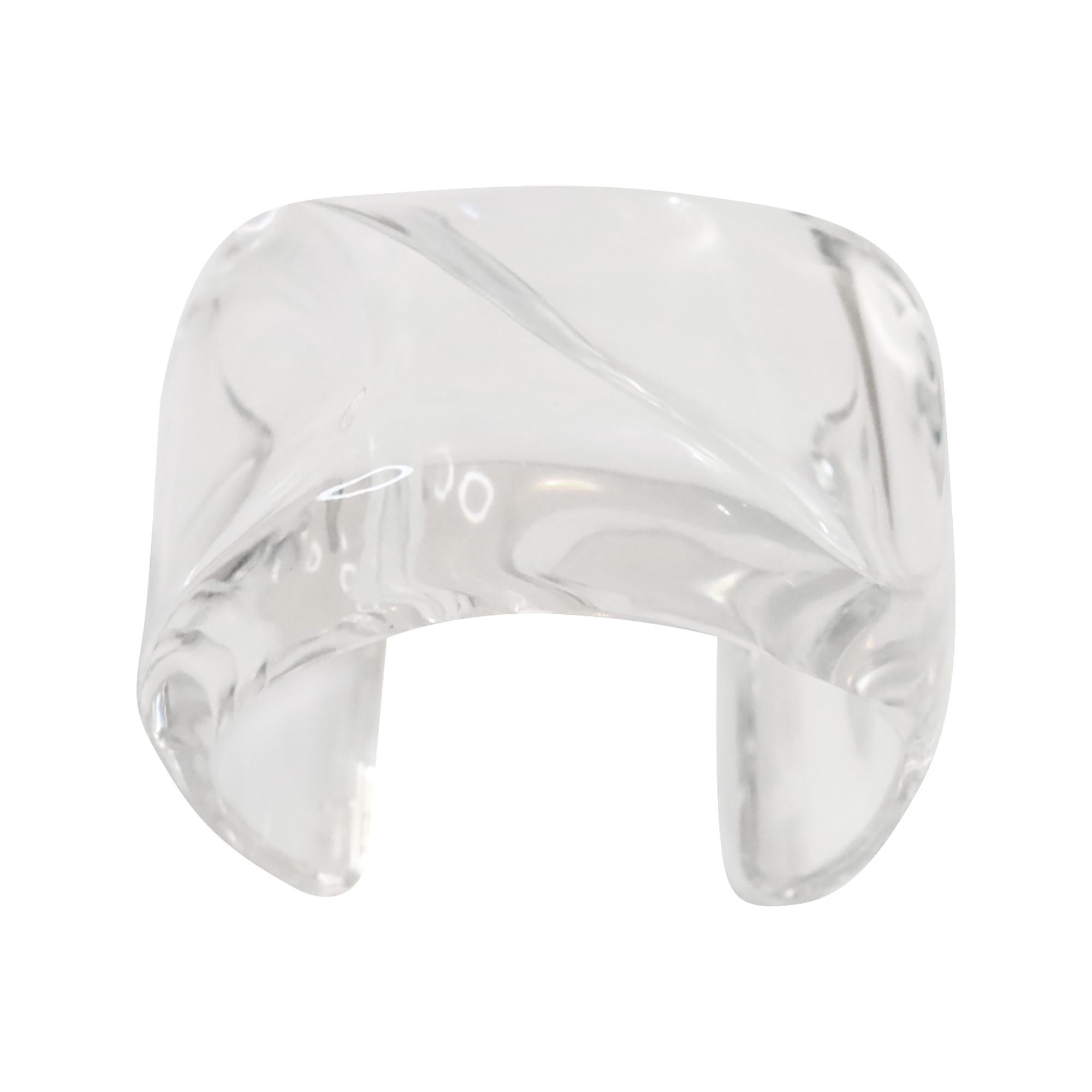 Bracciale largo in lucite vintage, circa anni '80.  Questo bracciale largo e sinuoso si adatta al polso ma ha una dimensione nella parte superiore.  È sostanzioso e ben fatto.  Sarà perfetto indossato da solo come pezzo forte o con altri pezzi